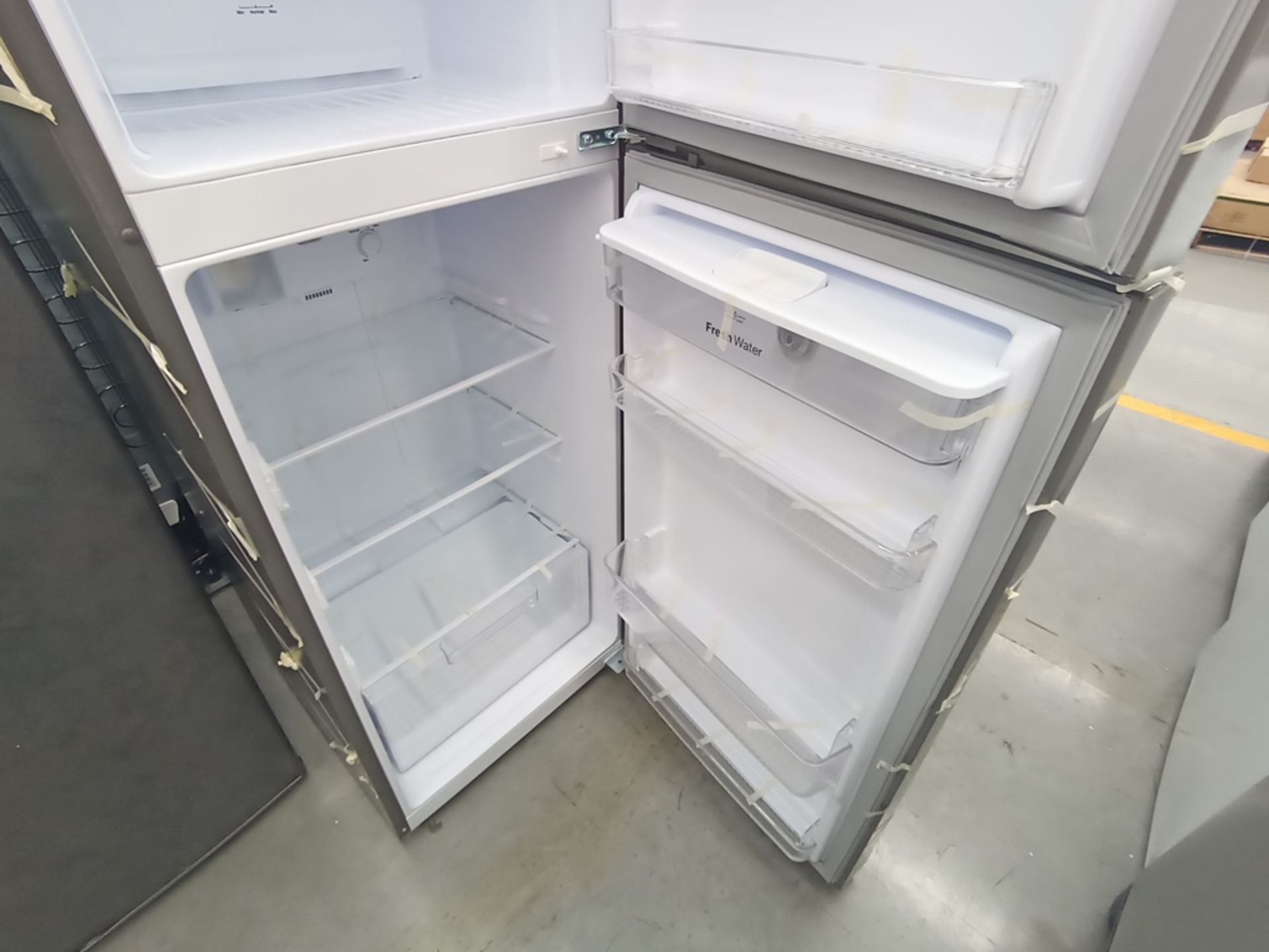 Lote de 2 refrigeradores contiene: 1 Refrigerador con dispensador de agua, Marca Winia, Modelo DFR- - Image 10 of 11