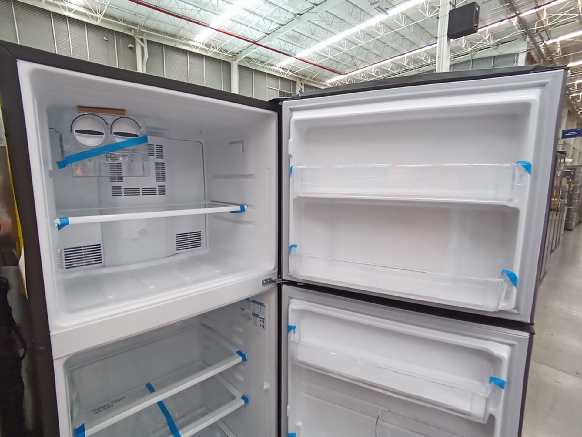 Lote de 2 refrigeradores contiene: 1 Refrigerador con dispensador de agua, Marca Winia, Modelo DFR- - Image 11 of 15