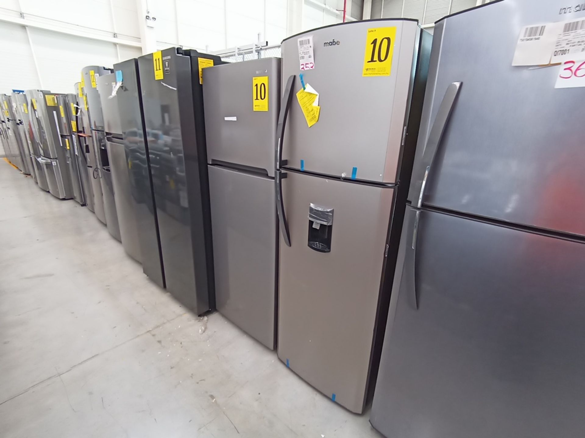 Lote de 2 refrigeradores contiene: 1 Refrigerador con dispensador de agua, Marca Mabe, Modelo RMA11 - Image 5 of 15