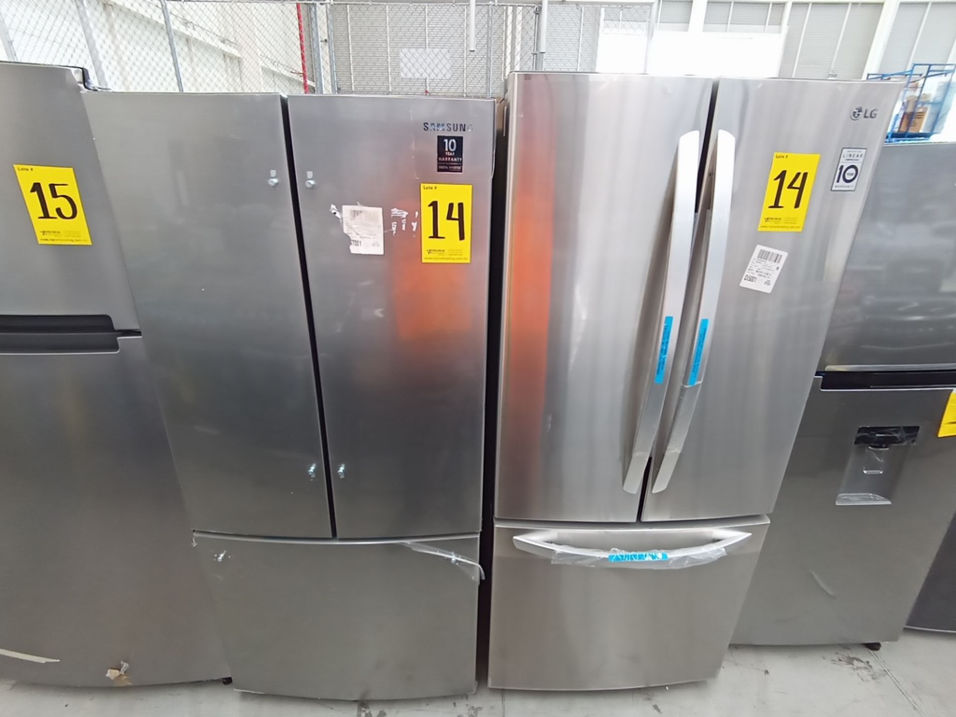 Lote de 2 refrigeradores contiene: 1 Refrigerador Marca LG, Modelo GF22BGSK, Serie 107MRMD4S595, Co - Image 3 of 16