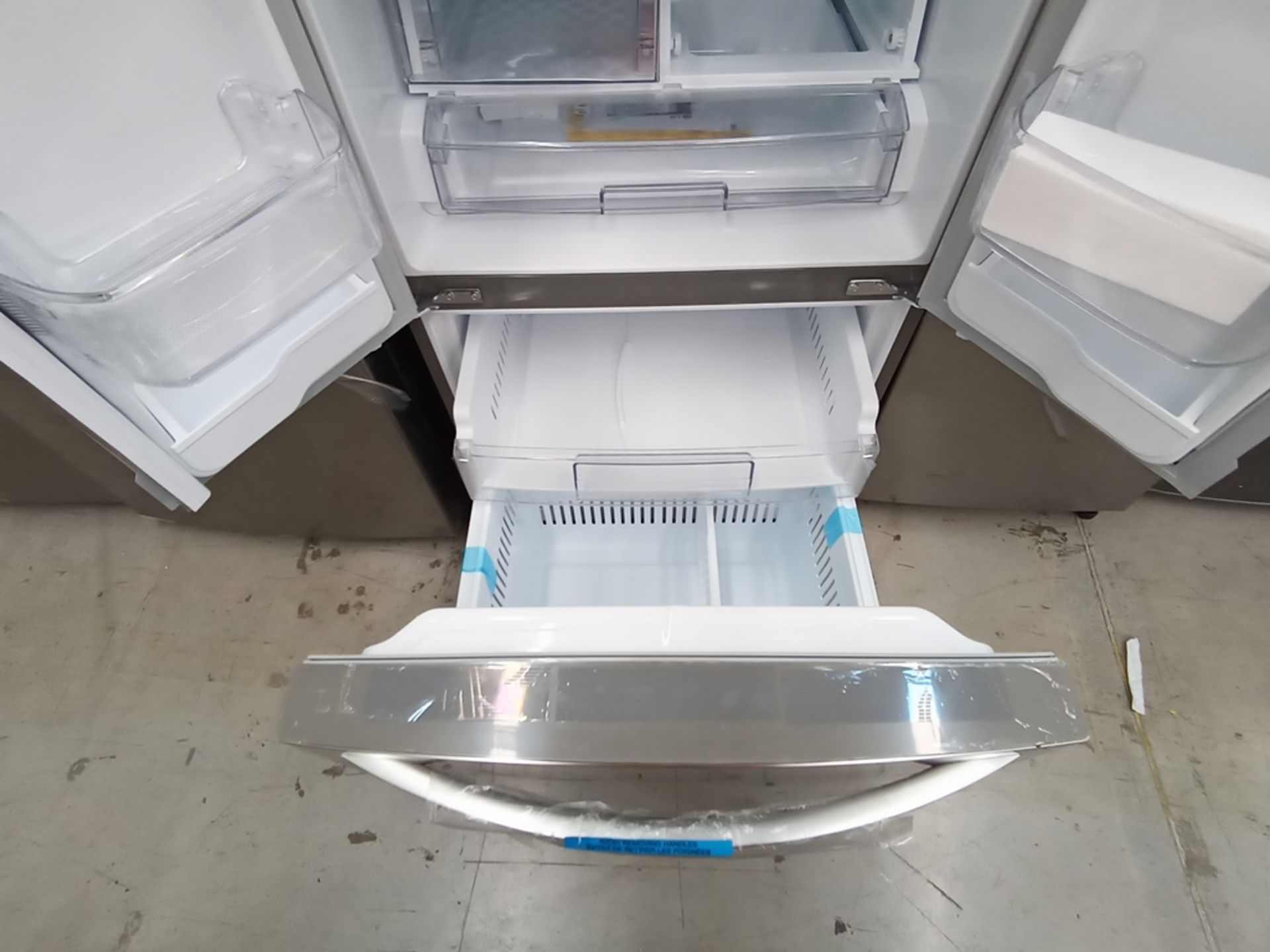 Lote de 2 refrigeradores contiene: 1 Refrigerador Marca LG, Modelo GF22BGSK, Serie 107MRMD4S595, Co - Image 10 of 16