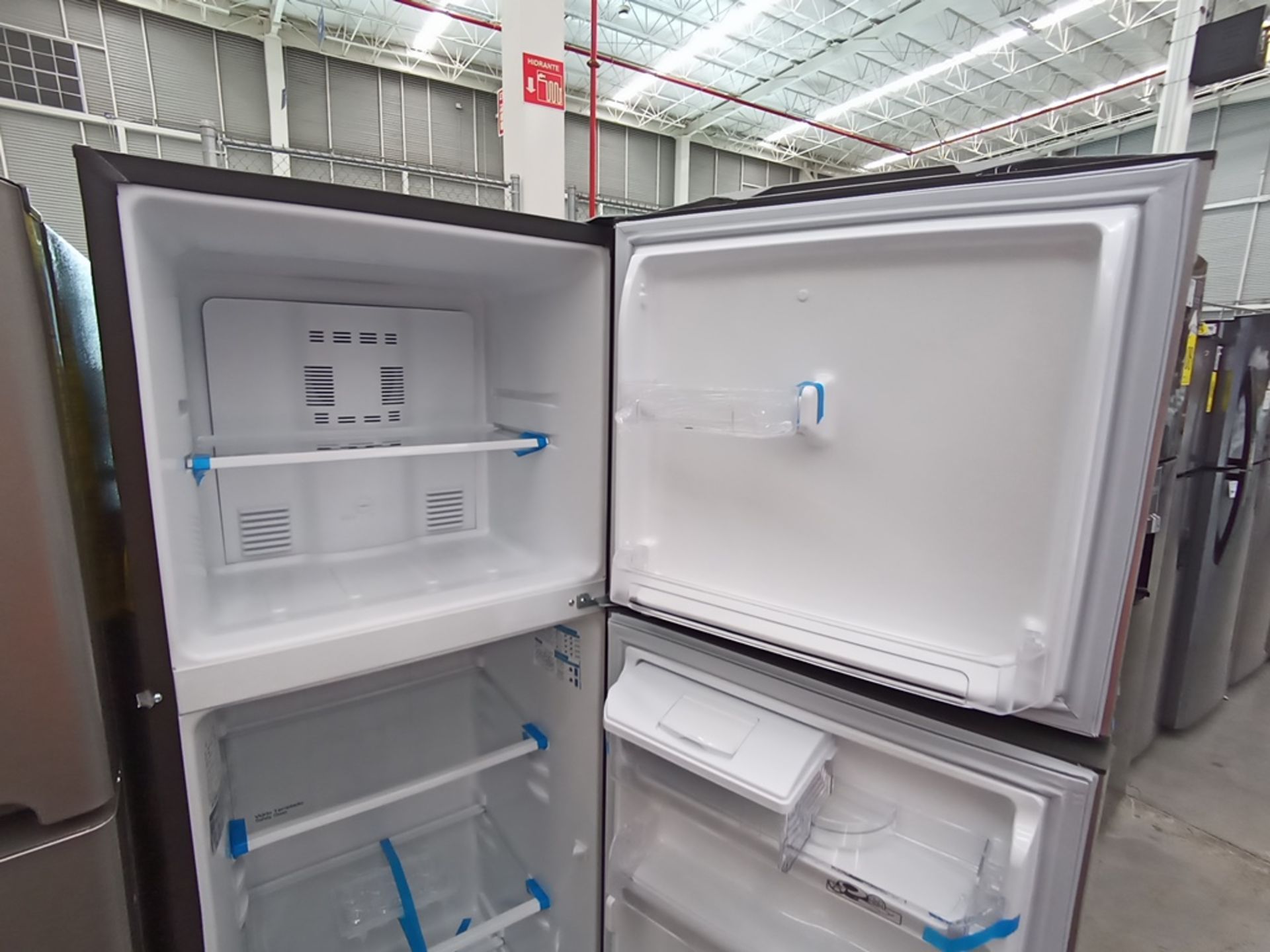 Lote de 2 refrigeradores contiene: 1 Refrigerador con dispensador de agua, Marca Mabe, Modelo RMA11 - Image 8 of 15