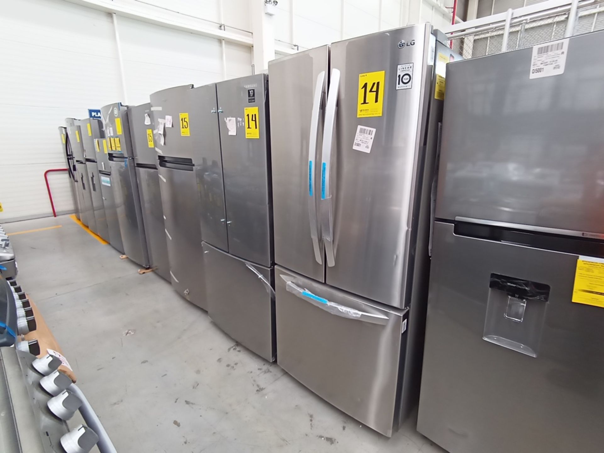 Lote de 2 refrigeradores contiene: 1 Refrigerador Marca LG, Modelo GF22BGSK, Serie 107MRMD4S595, Co - Image 5 of 16