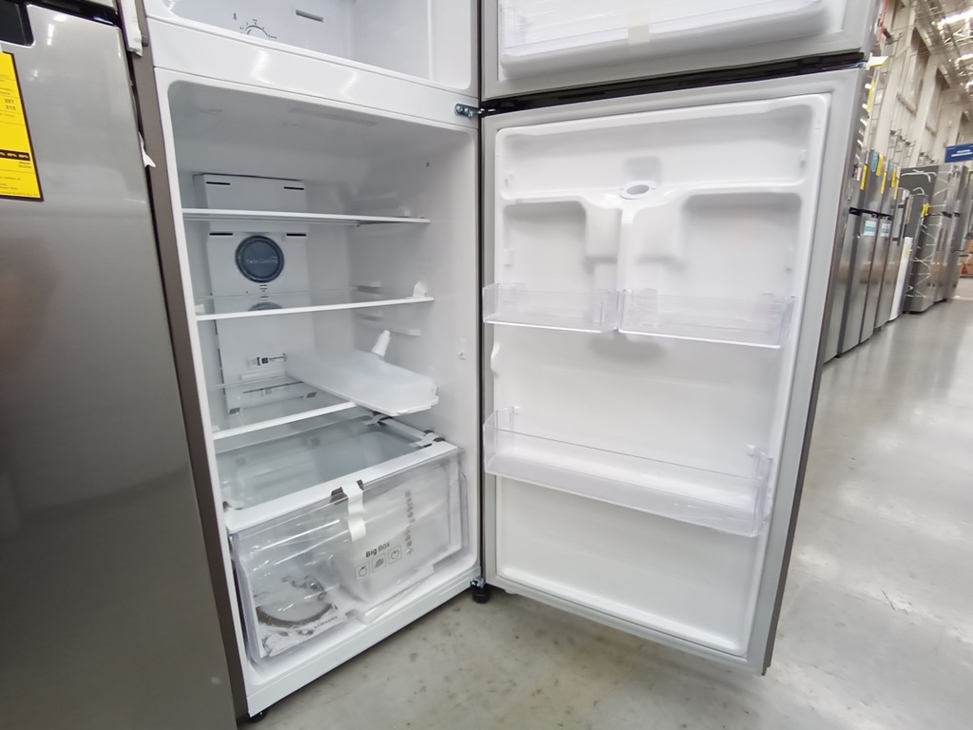 Lote de 2 refrigeradores contiene: 1 Refrigerador con dispensador de agua, Marca Samsung, Modelo RT - Image 9 of 15