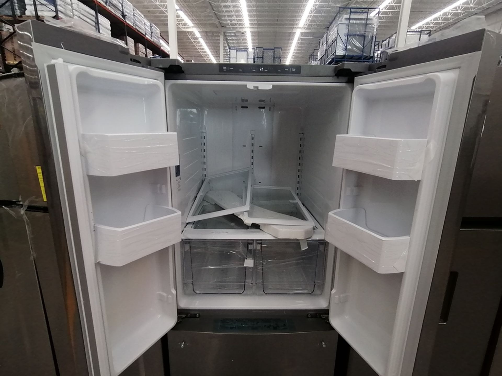 Lote de 2 Refrigeradores contiene: 1 Refrigerador con dispensador de agua, Marca Winia, Modelo DFR- - Image 12 of 15
