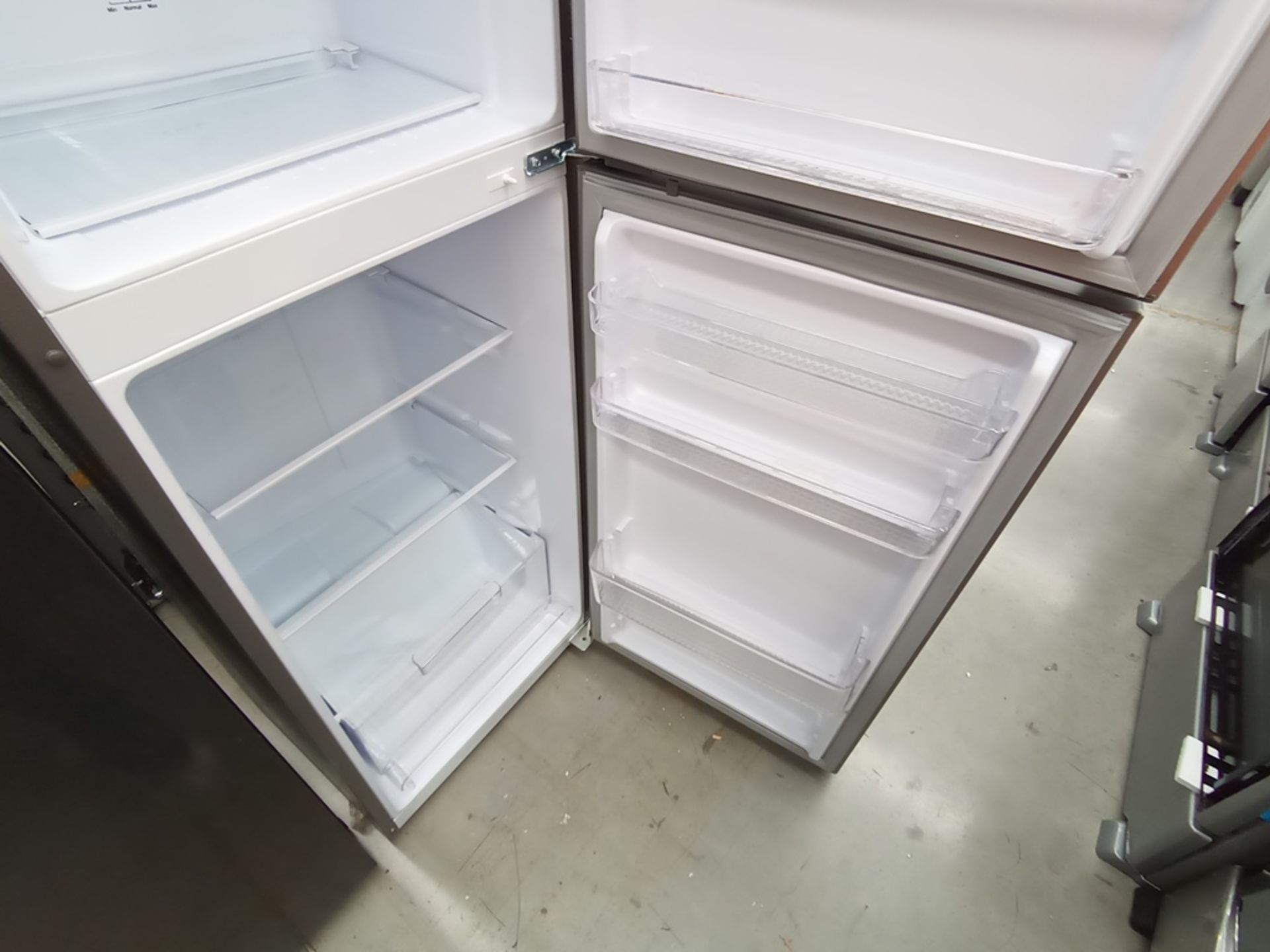 Lote de 2 refrigeradores contiene: 1 Refrigerador con dispensador de agua, Marca Mabe, Modelo RMA11 - Image 14 of 15