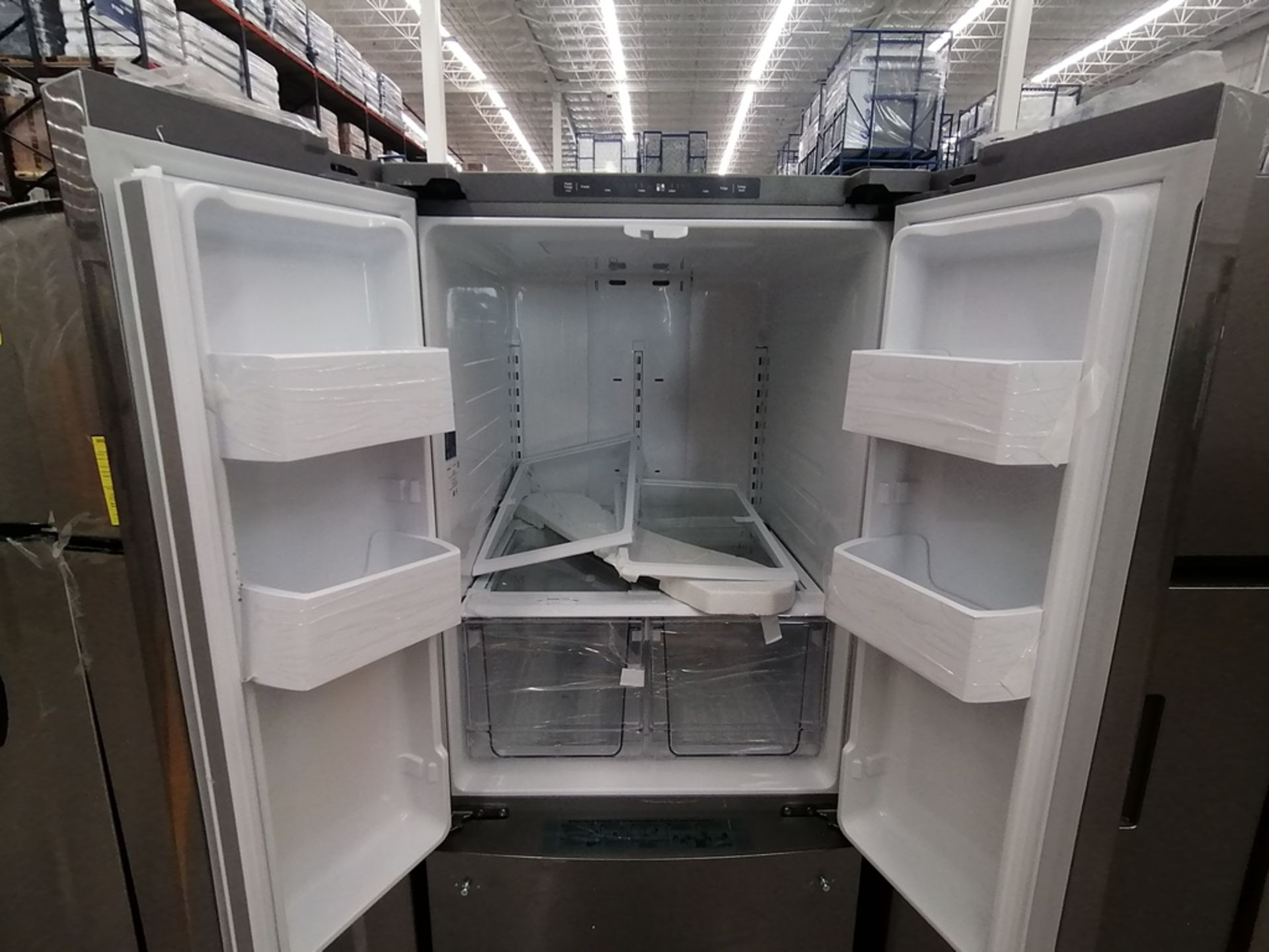 Lote de 2 Refrigeradores contiene: 1 Refrigerador con dispensador de agua, Marca Winia, Modelo DFR- - Image 11 of 15