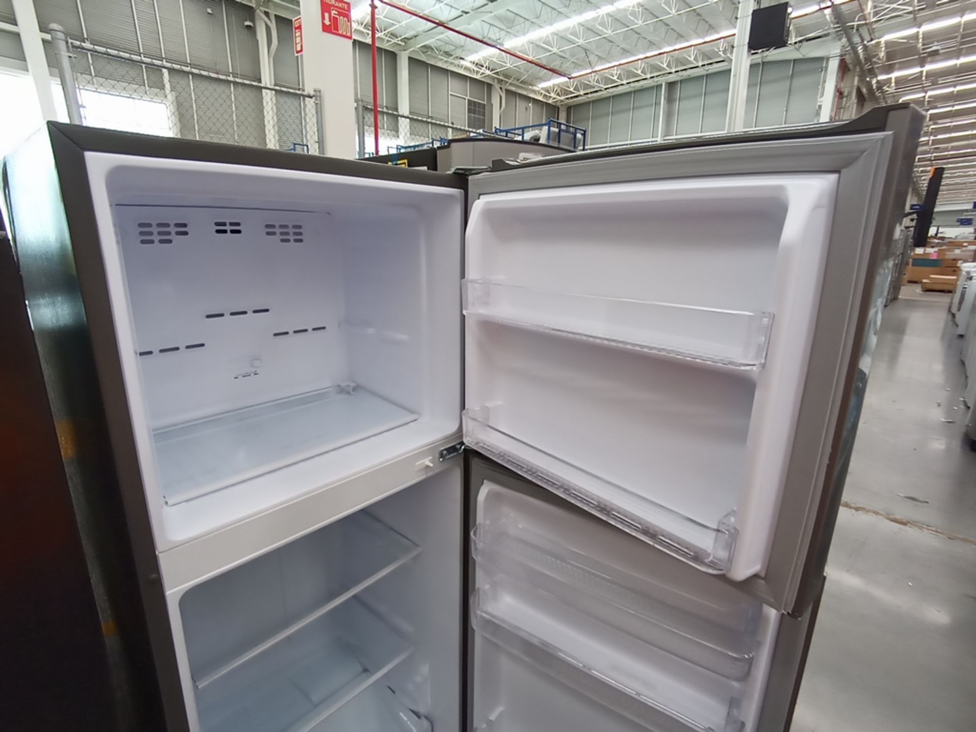 Lote de 2 refrigeradores contiene: 1 Refrigerador con dispensador de agua, Marca Mabe, Modelo RMA11 - Image 11 of 15