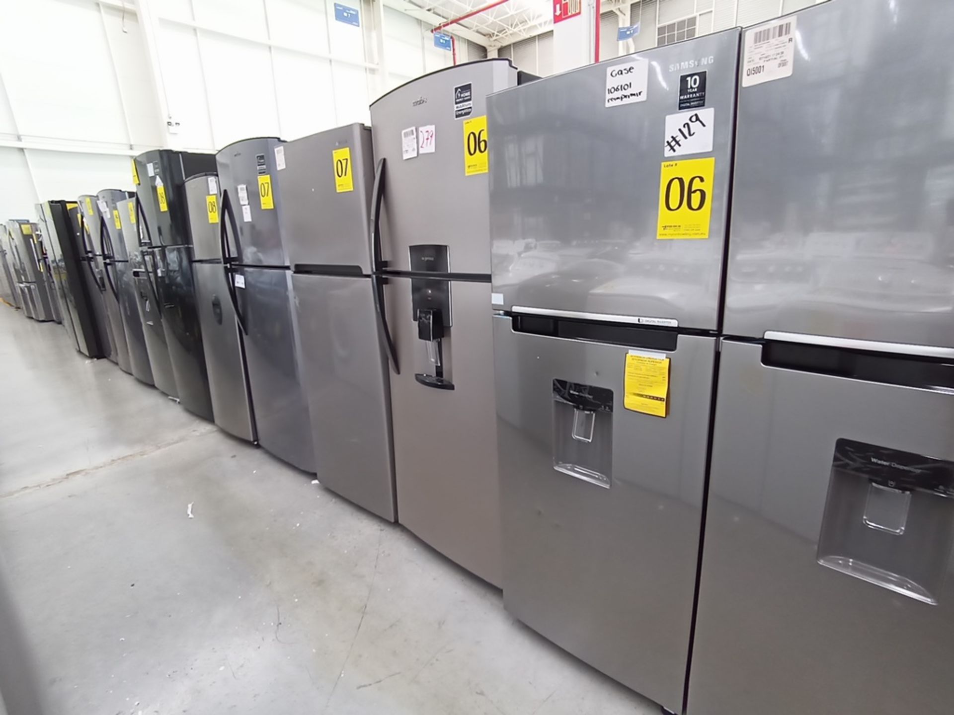 Lote de 2 refrigeradores contiene: 1 Refrigerador con dispensador de agua, Marca Samsung, Modelo RT - Image 2 of 15