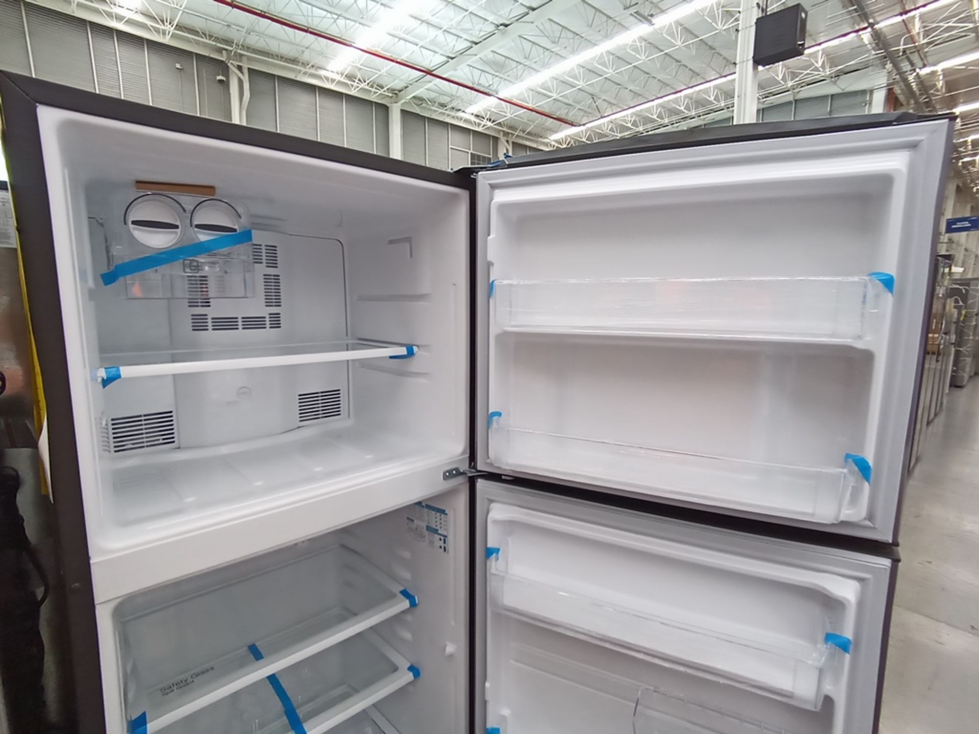 Lote de 2 refrigeradores contiene: 1 Refrigerador con dispensador de agua, Marca Winia, Modelo DFR- - Image 12 of 15
