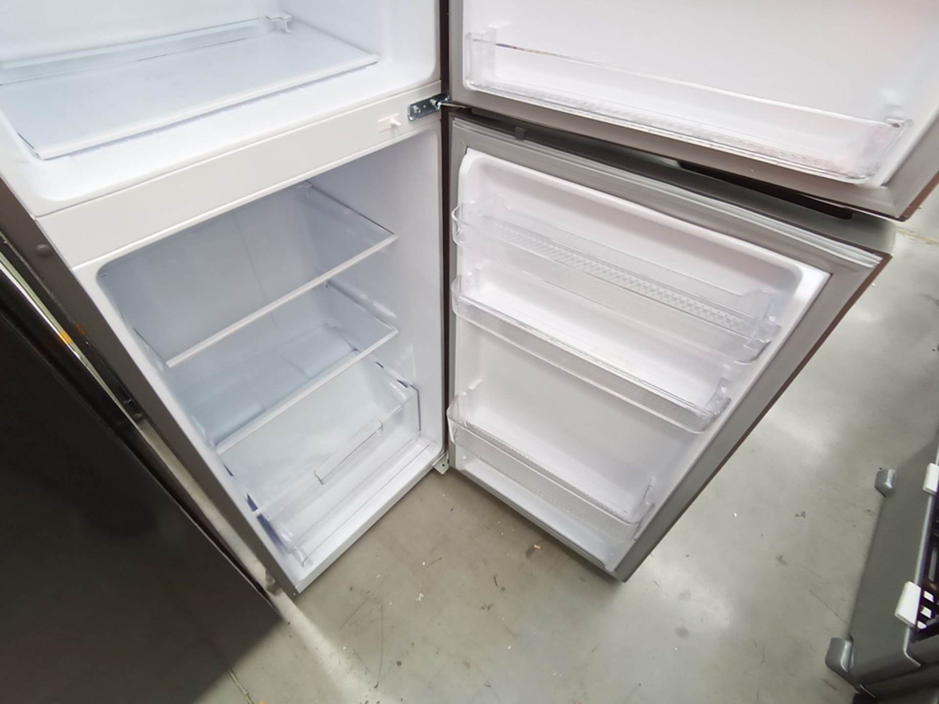 Lote de 2 refrigeradores contiene: 1 Refrigerador con dispensador de agua, Marca Mabe, Modelo RMA11 - Image 13 of 15