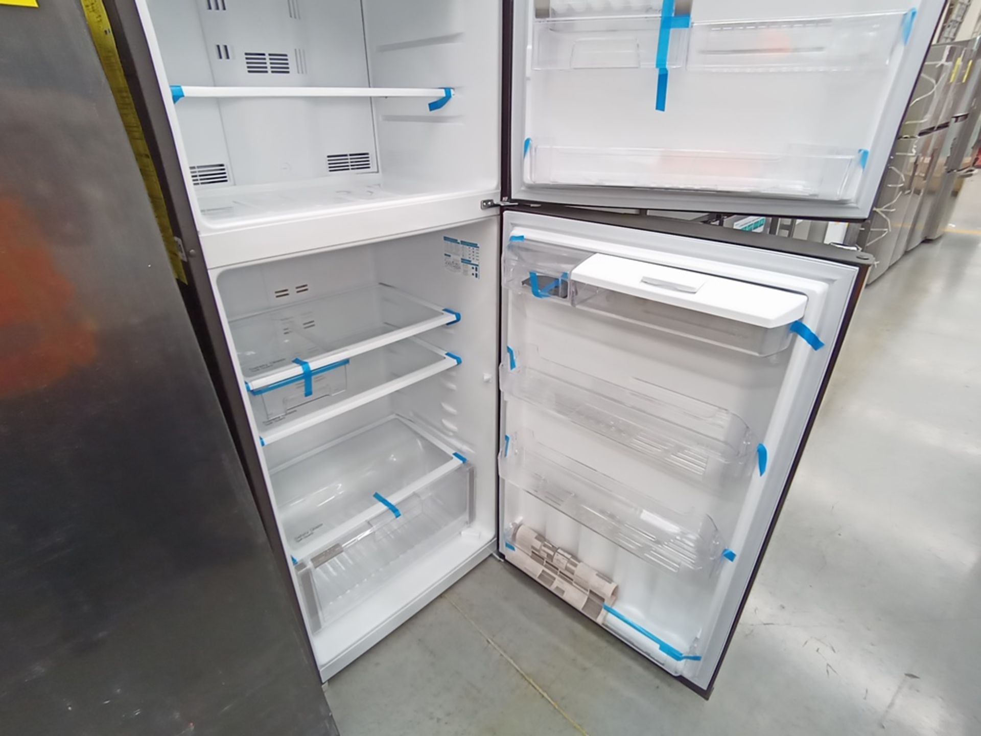 Lore de 2 refrigeradores contiene: 1 Refrigerador con dispensador de agua, Marca Mabe, Modelo RMT51 - Image 10 of 14