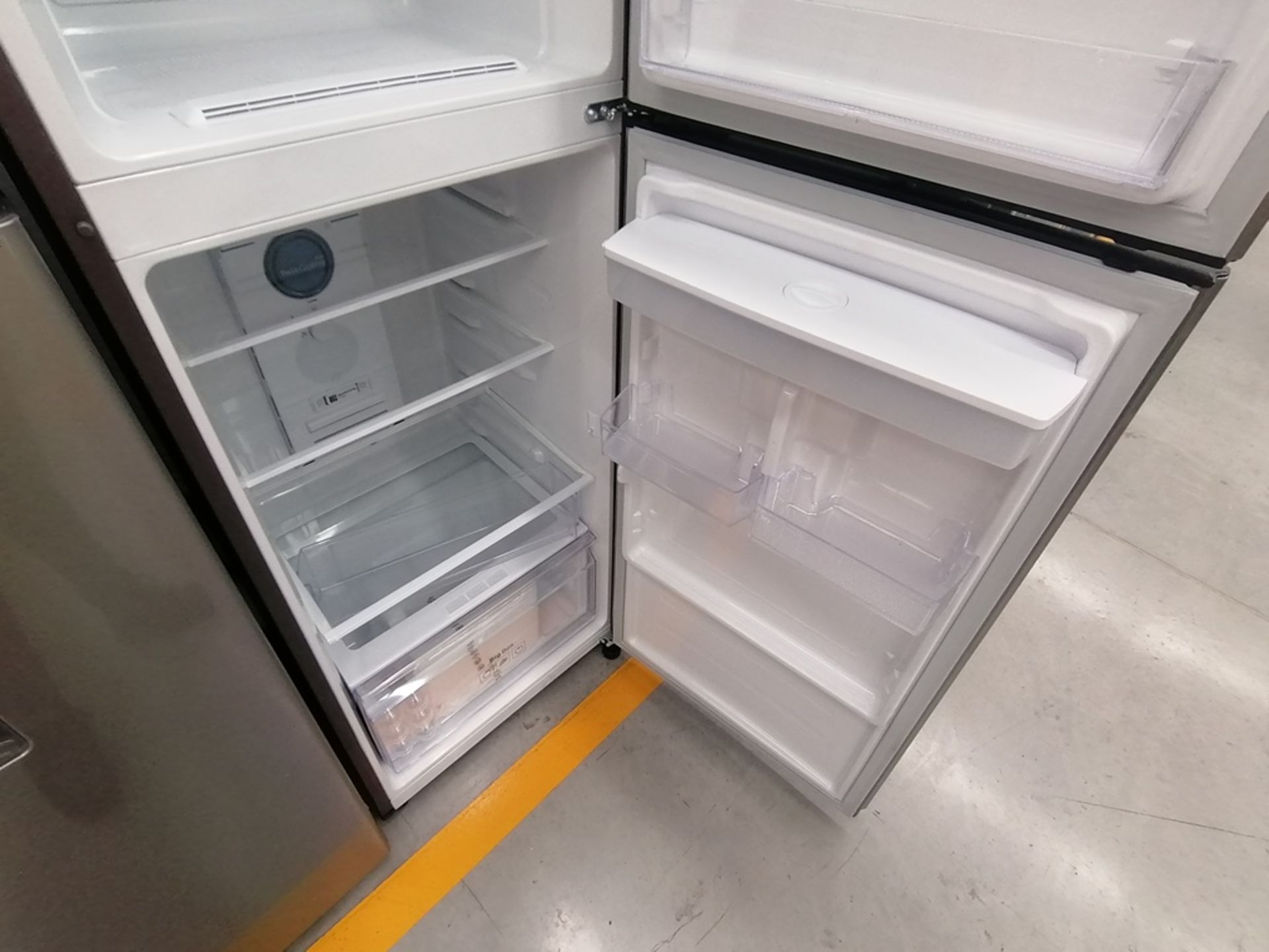 Lote de 2 Refrigeradores contiene: 1 Refrigerador con dispensador de agua, Marca Samsung, Modelo RT - Image 9 of 15