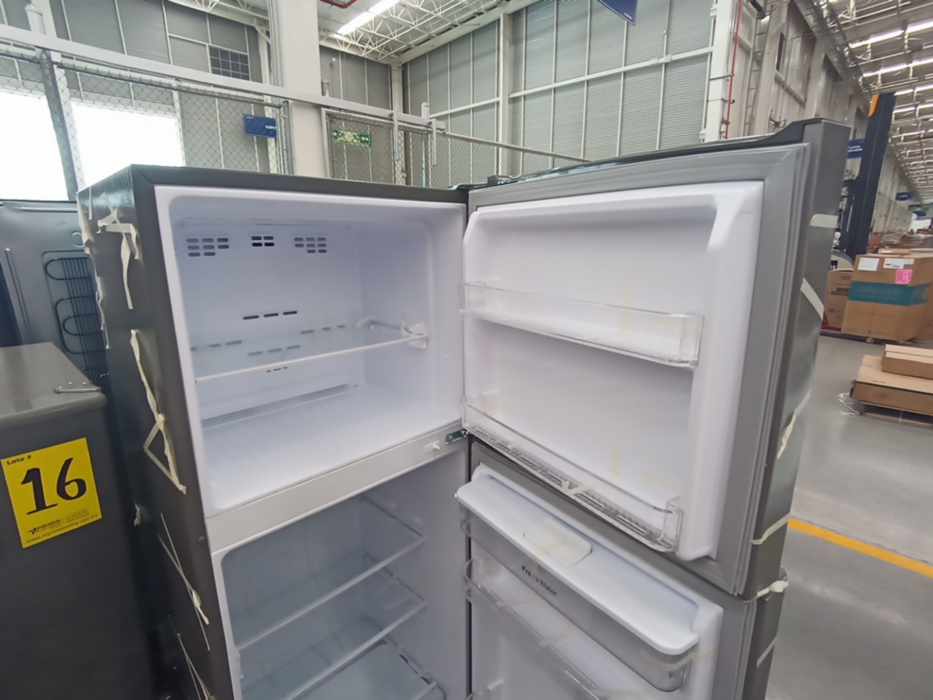 Lote de 2 refrigeradores contiene: 1 Refrigerador con dispensador de agua, Marca Winia, Modelo DFR- - Image 9 of 11