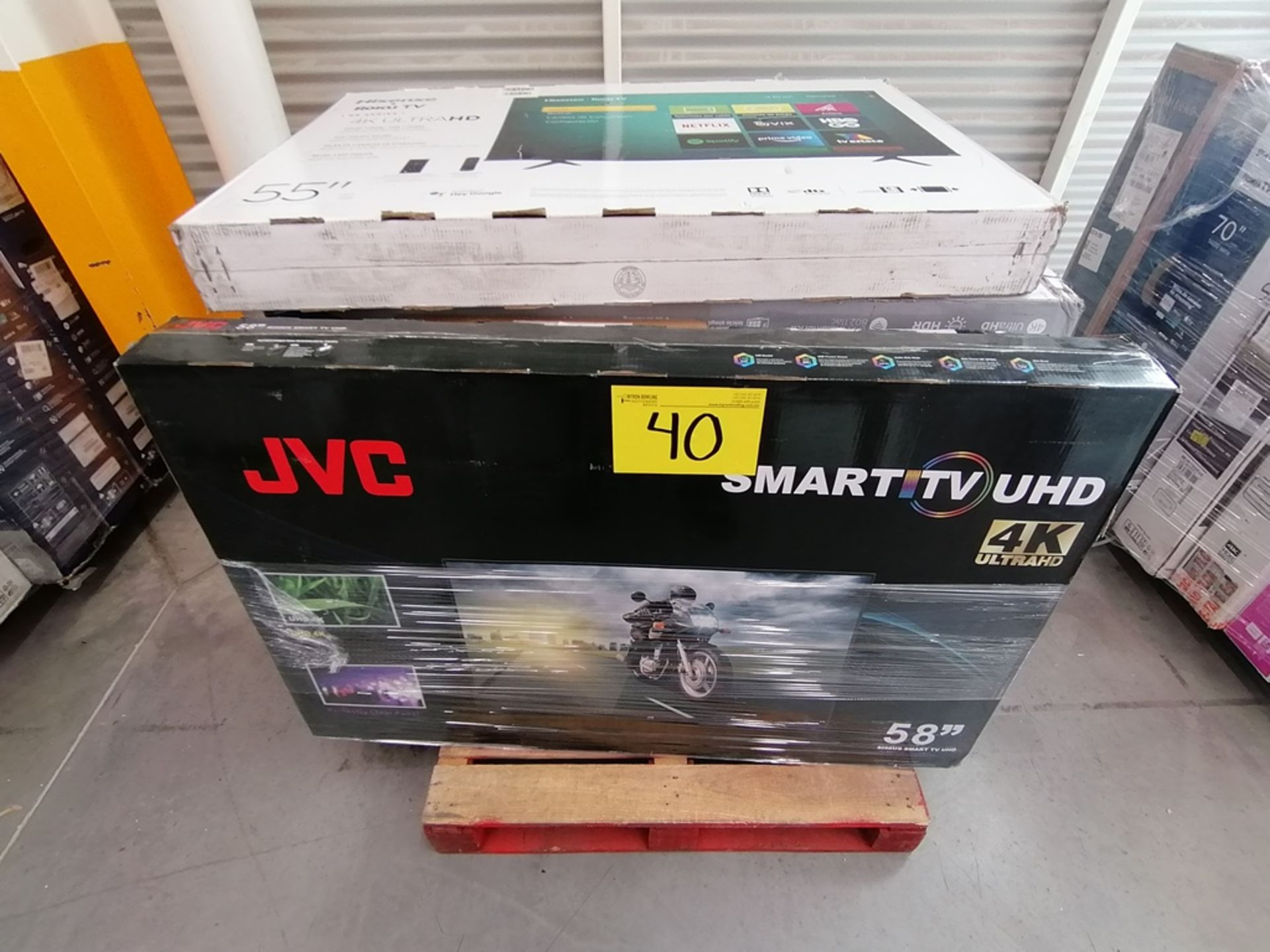 Lote de 14 Pantallas contiene: 1 Pantalla Smart Tv marca LG de 70", 1 Pantalla JVC de 58", 6 Pantal - Image 9 of 13