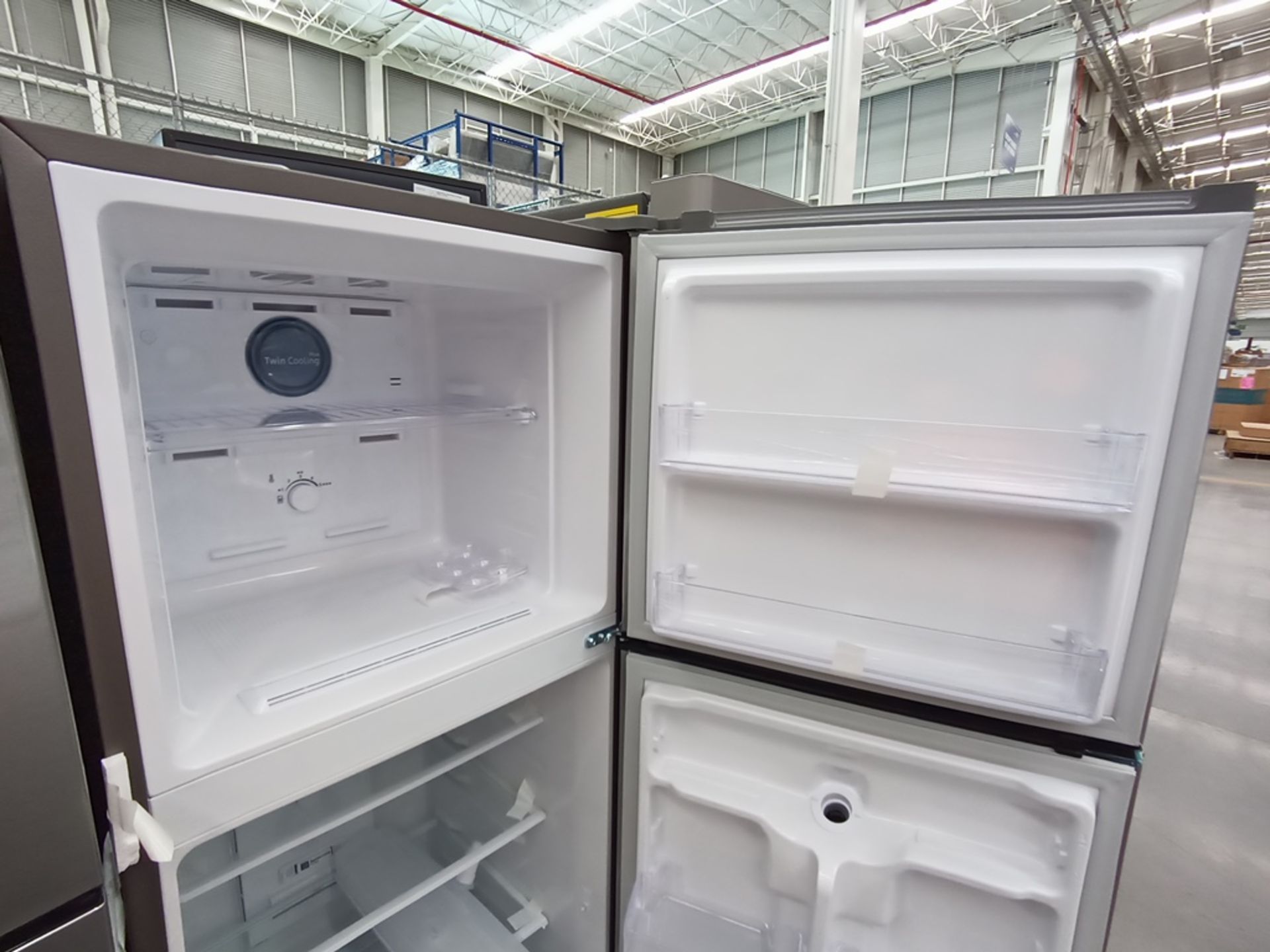 Lote de 2 refrigeradores contiene: 1 Refrigerador con dispensador de agua, Marca Samsung, Modelo RT - Image 7 of 15