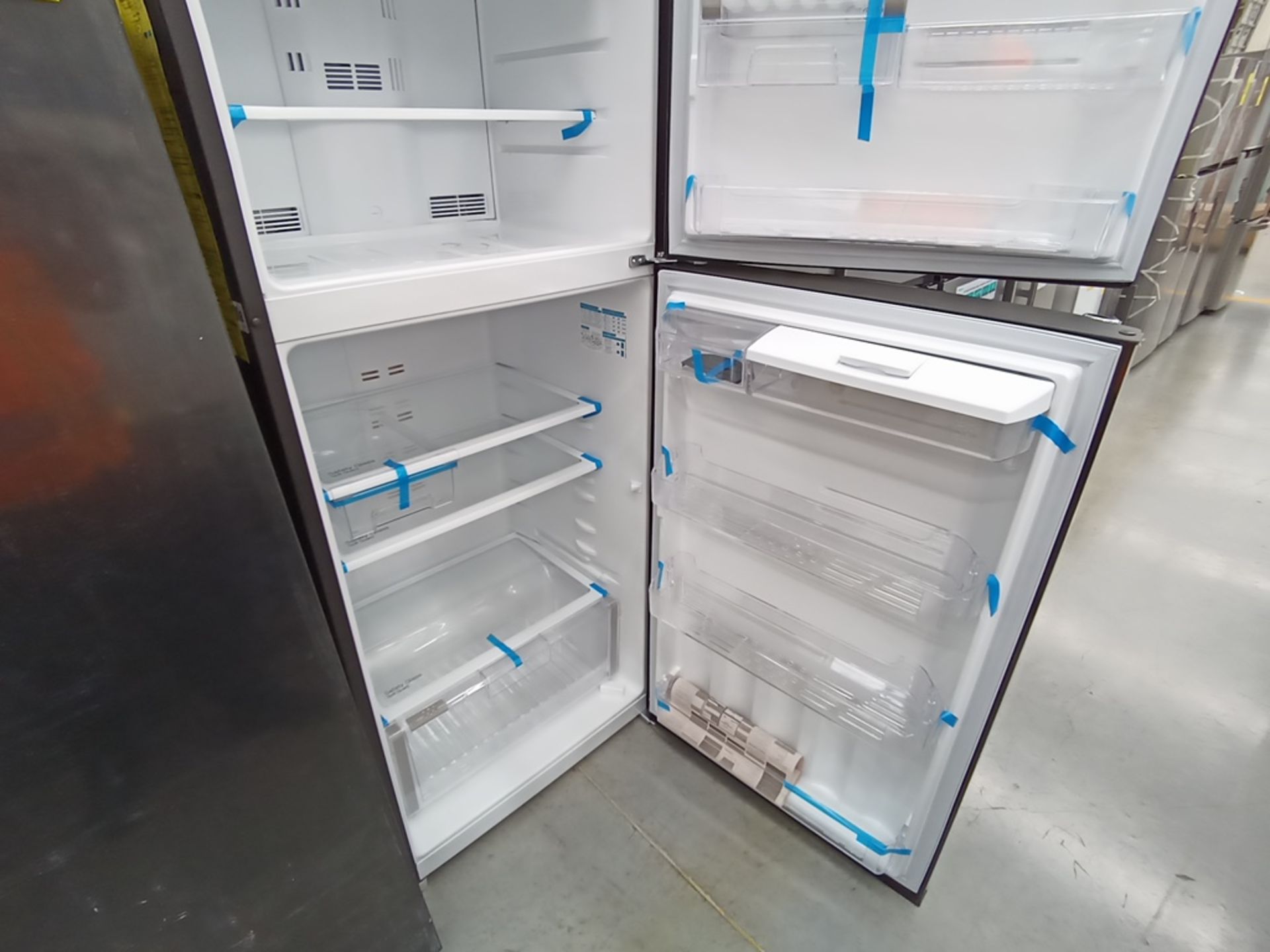 Lore de 2 refrigeradores contiene: 1 Refrigerador con dispensador de agua, Marca Mabe, Modelo RMT51 - Image 11 of 14