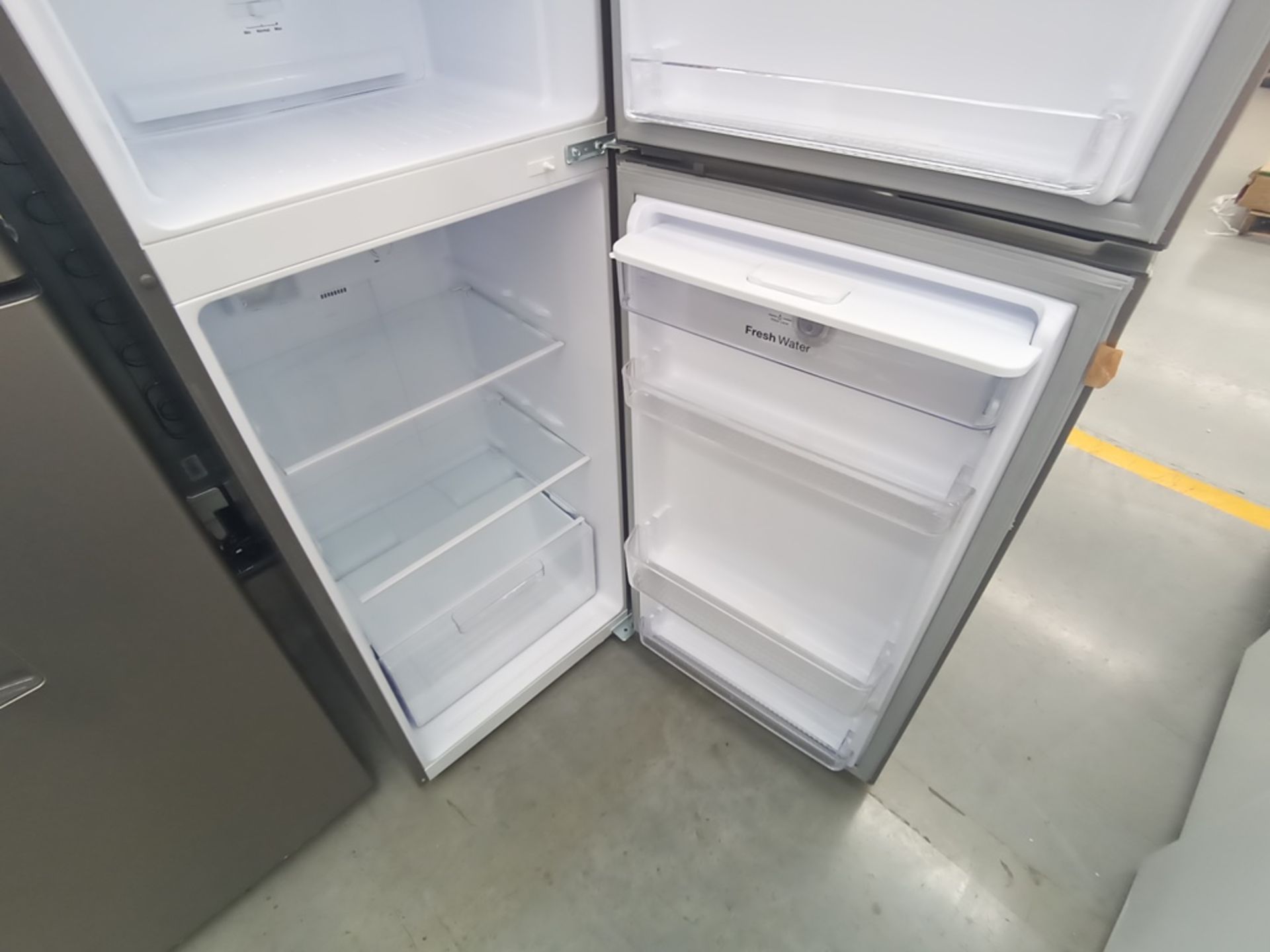 Lote de 2 refrigeradores contiene: 1 Refrigerador con dispensador de agua, Marca Winia, Modelo DFR- - Image 8 of 11