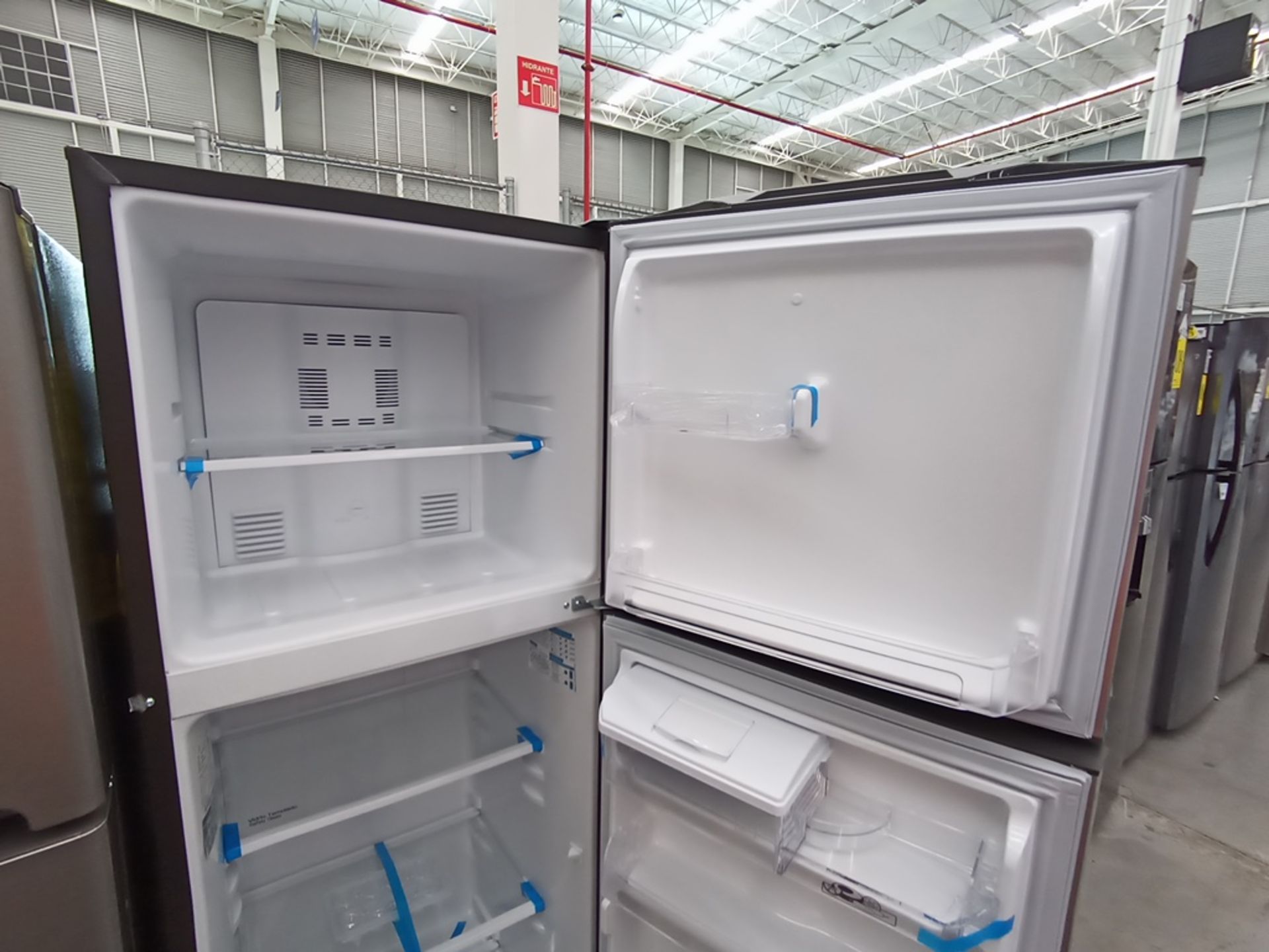 Lote de 2 refrigeradores contiene: 1 Refrigerador con dispensador de agua, Marca Mabe, Modelo RMA11 - Image 7 of 15