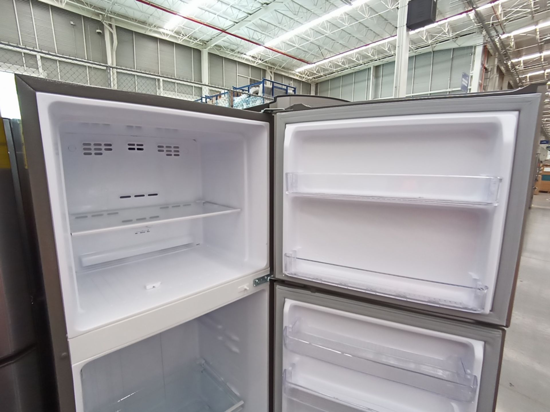 Lote de 2 refrigeradores contiene: 1 Refrigerador con dispensador de agua, Marca Winia, Modelo DFR- - Image 7 of 15