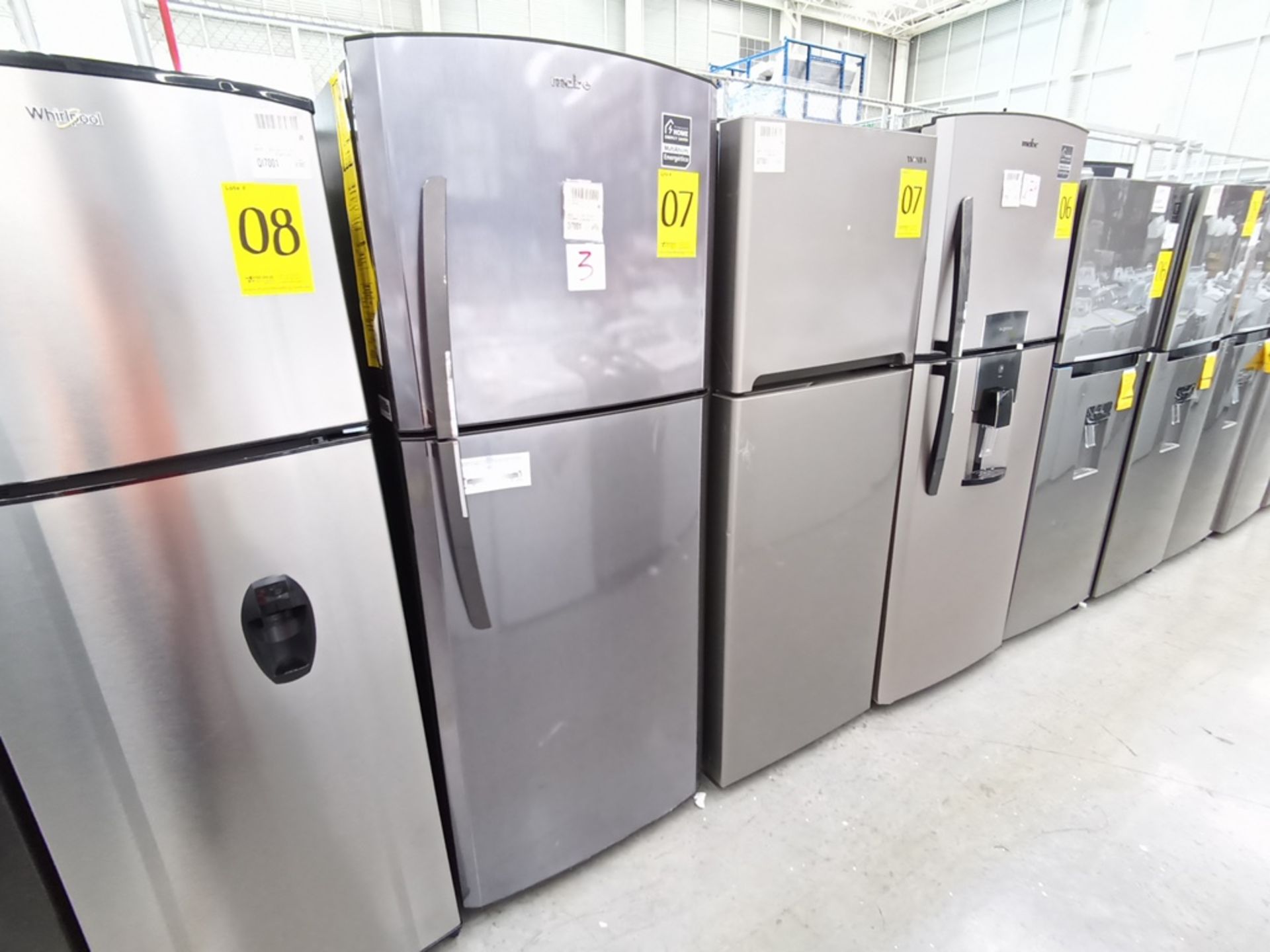 Lote de 2 refrigeradores contiene: 1 Refrigerador con dispensador de agua, Marca Winia, Modelo DFR-