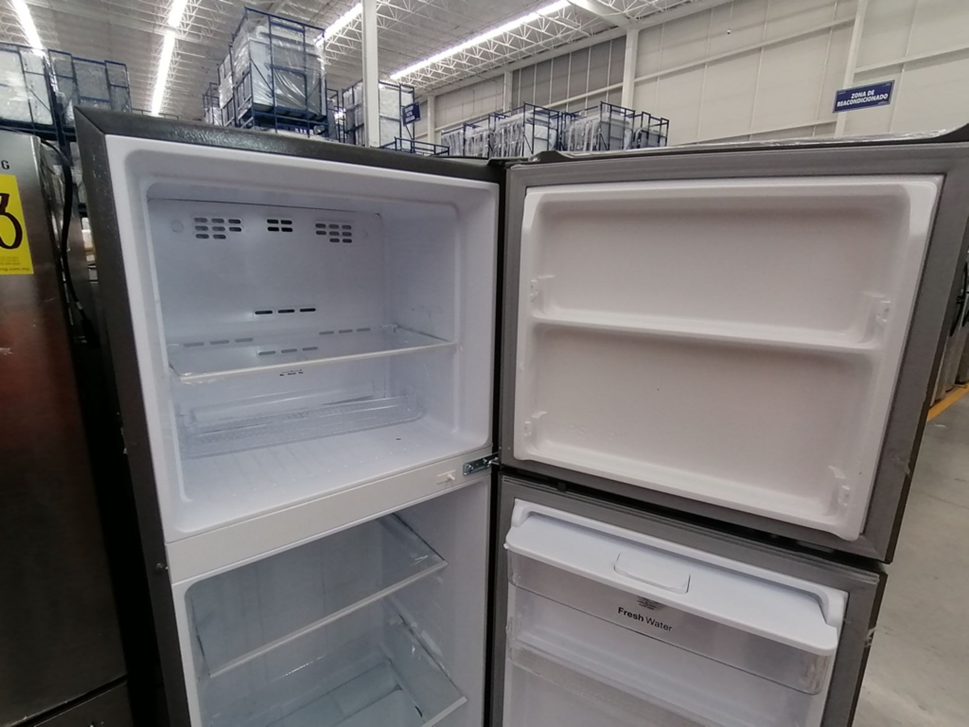 Lote de 2 Refrigeradores contiene: 1 Refrigerador con dispensador de agua, Marca Winia, Modelo DFR- - Image 8 of 15