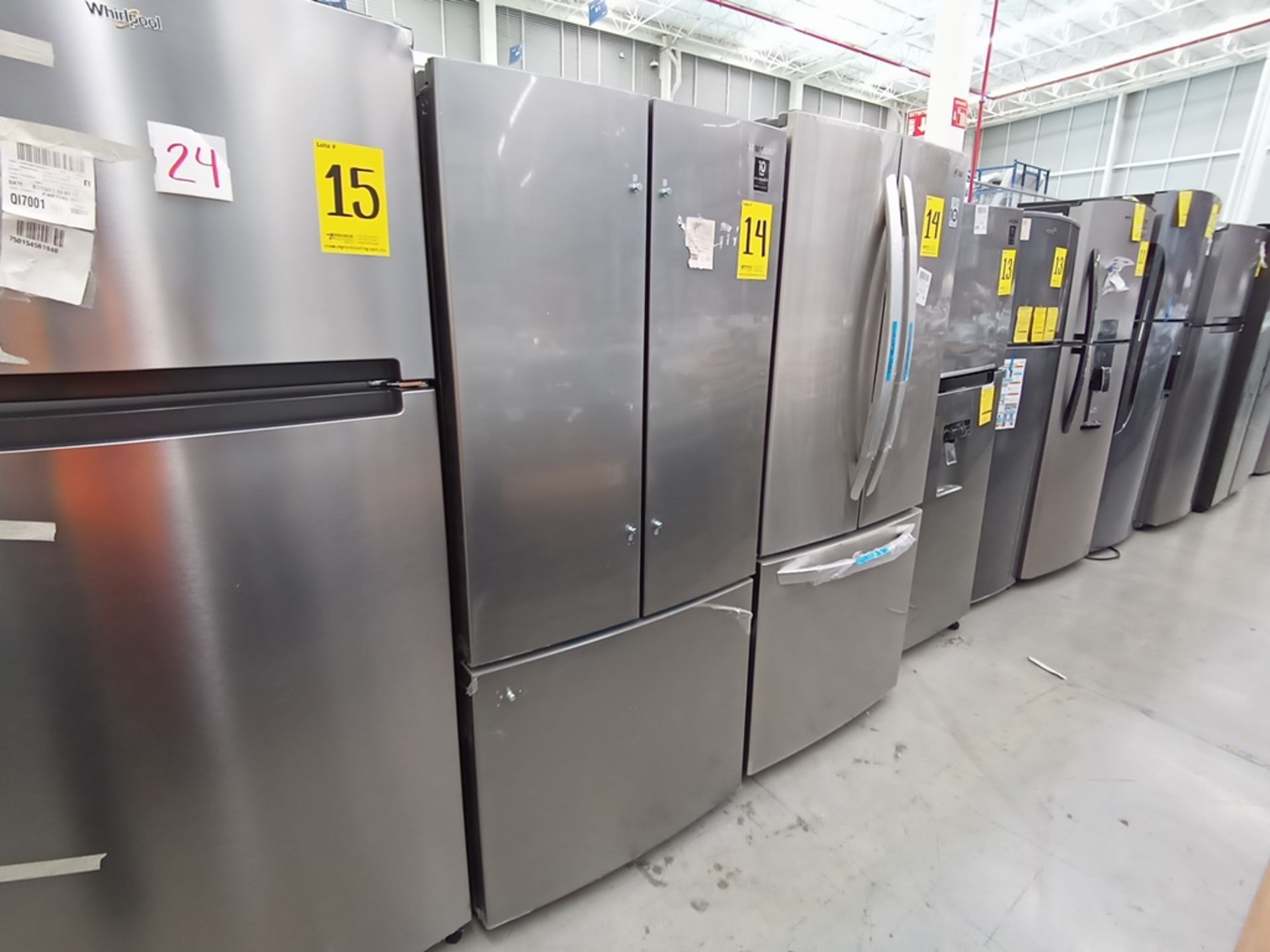 Lote de 2 refrigeradores contiene: 1 Refrigerador Marca LG, Modelo GF22BGSK, Serie 107MRMD4S595, Co - Image 4 of 16