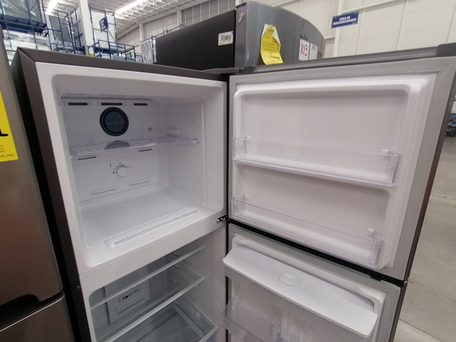 Lote de 2 Refrigeradores contiene: 1 Refrigerador con dispensador de agua, Marca Samsung, Modelo RT - Image 8 of 15