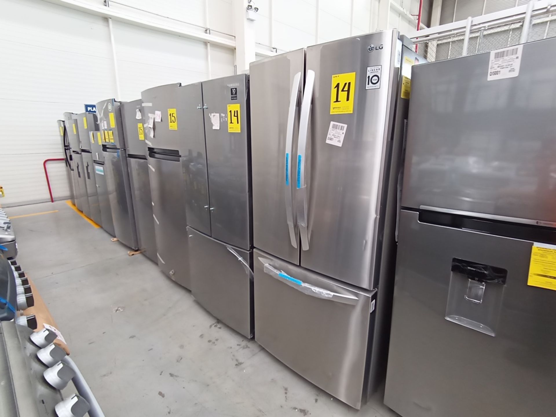 Lote de 2 refrigeradores contiene: 1 Refrigerador Marca LG, Modelo GF22BGSK, Serie 107MRMD4S595, Co - Image 2 of 16