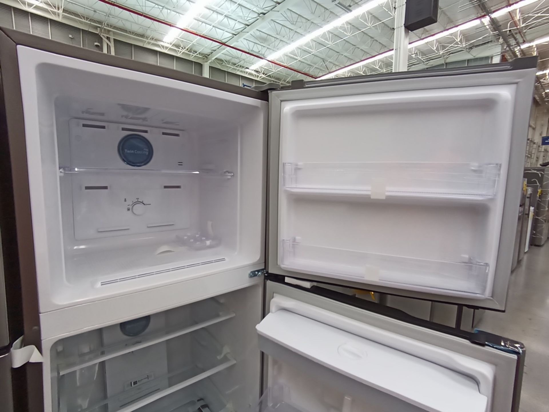 Lote de 2 refrigeradores contiene: 1 Refrigerador con dispensador de agua, Marca Samsung, Modelo RT - Image 11 of 15