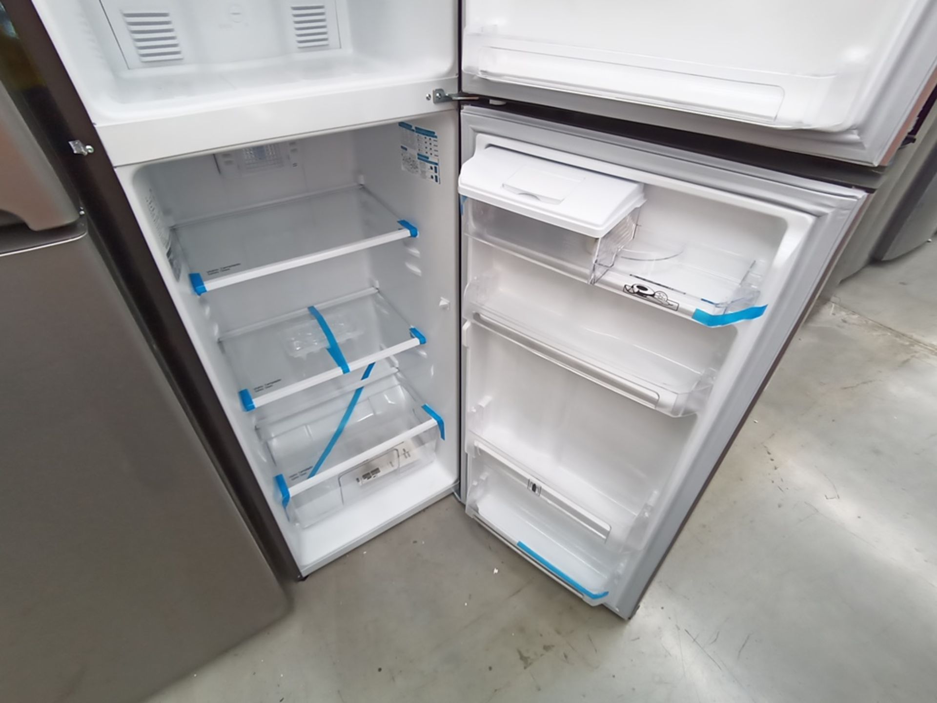 Lote de 2 refrigeradores contiene: 1 Refrigerador con dispensador de agua, Marca Mabe, Modelo RMA11 - Image 10 of 15