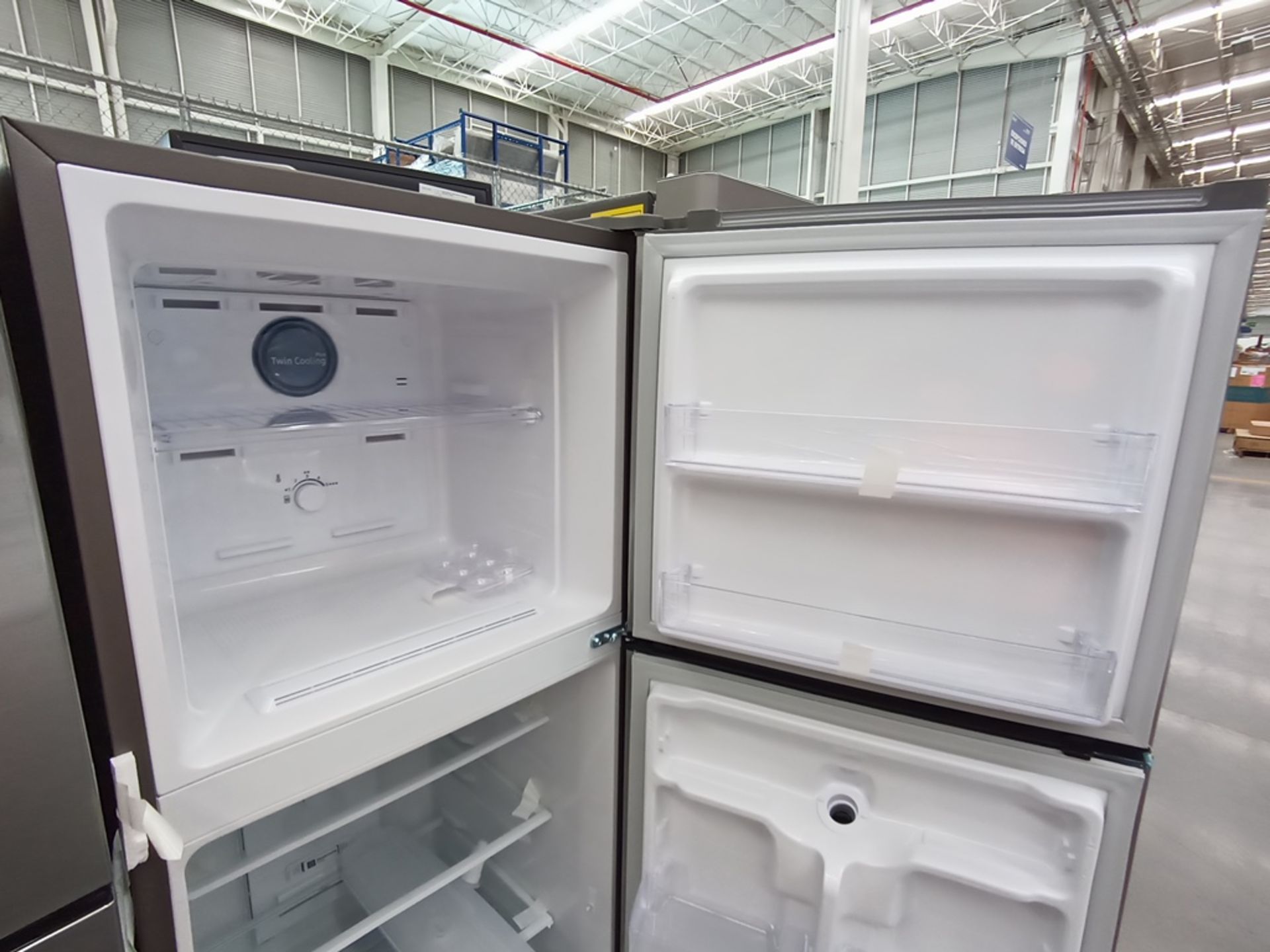 Lote de 2 refrigeradores contiene: 1 Refrigerador con dispensador de agua, Marca Samsung, Modelo RT - Image 8 of 15