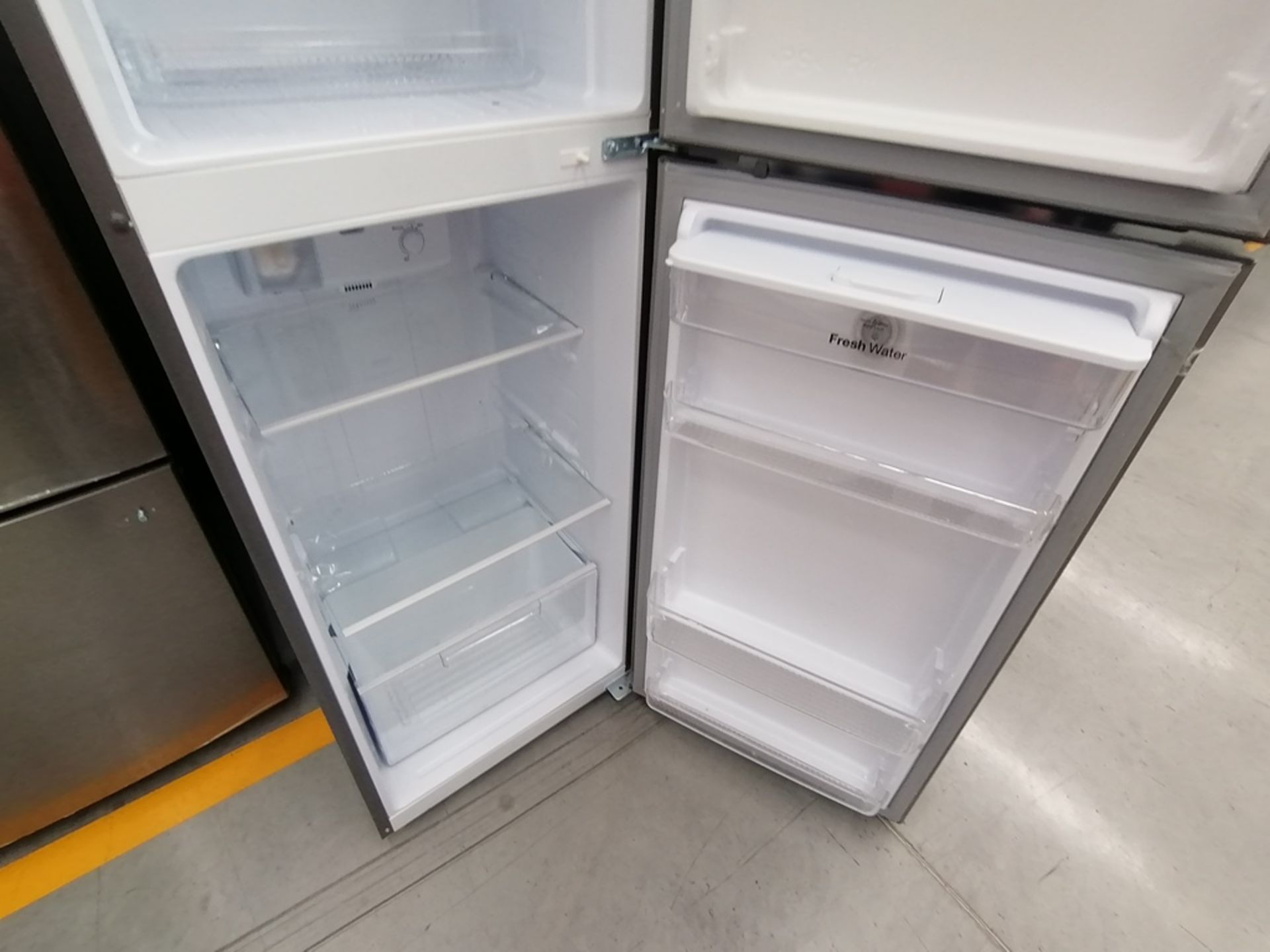 Lote de 2 Refrigeradores contiene: 1 Refrigerador con dispensador de agua, Marca Winia, Modelo DFR- - Image 9 of 15