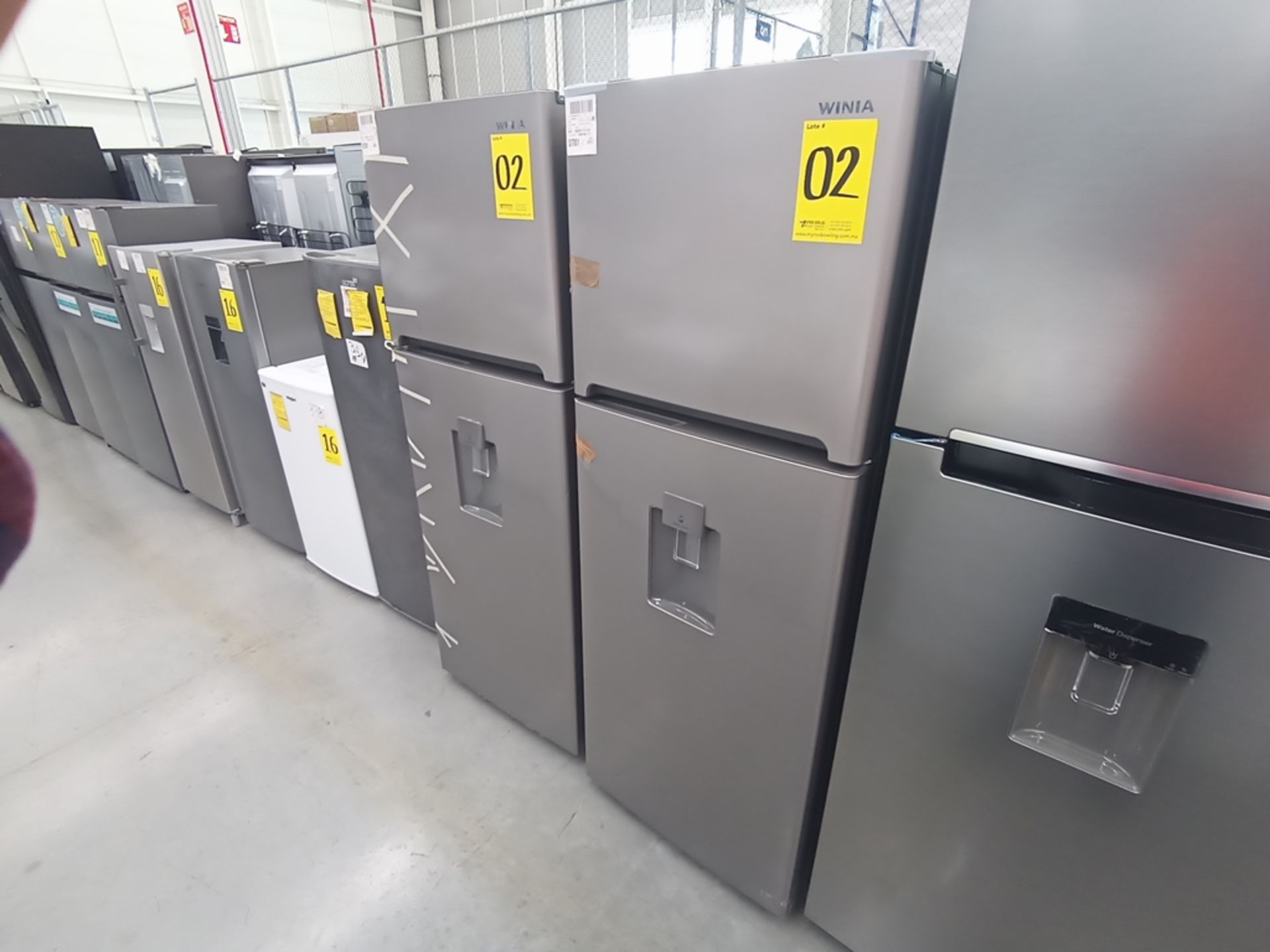 Lote de 2 refrigeradores contiene: 1 Refrigerador con dispensador de agua, Marca Winia, Modelo DFR- - Image 3 of 11