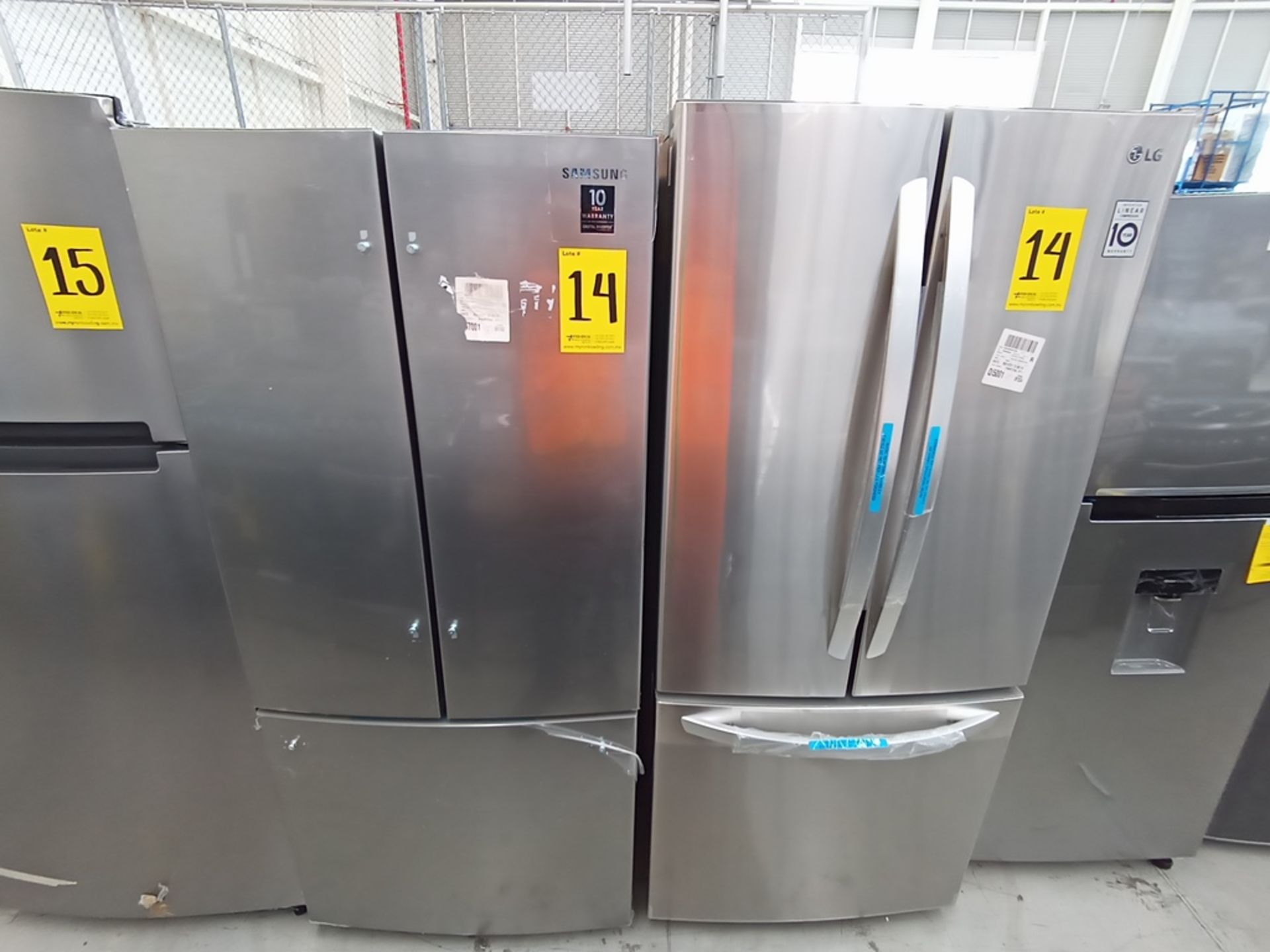 Lote de 2 refrigeradores contiene: 1 Refrigerador Marca LG, Modelo GF22BGSK, Serie 107MRMD4S595, Co - Image 6 of 16
