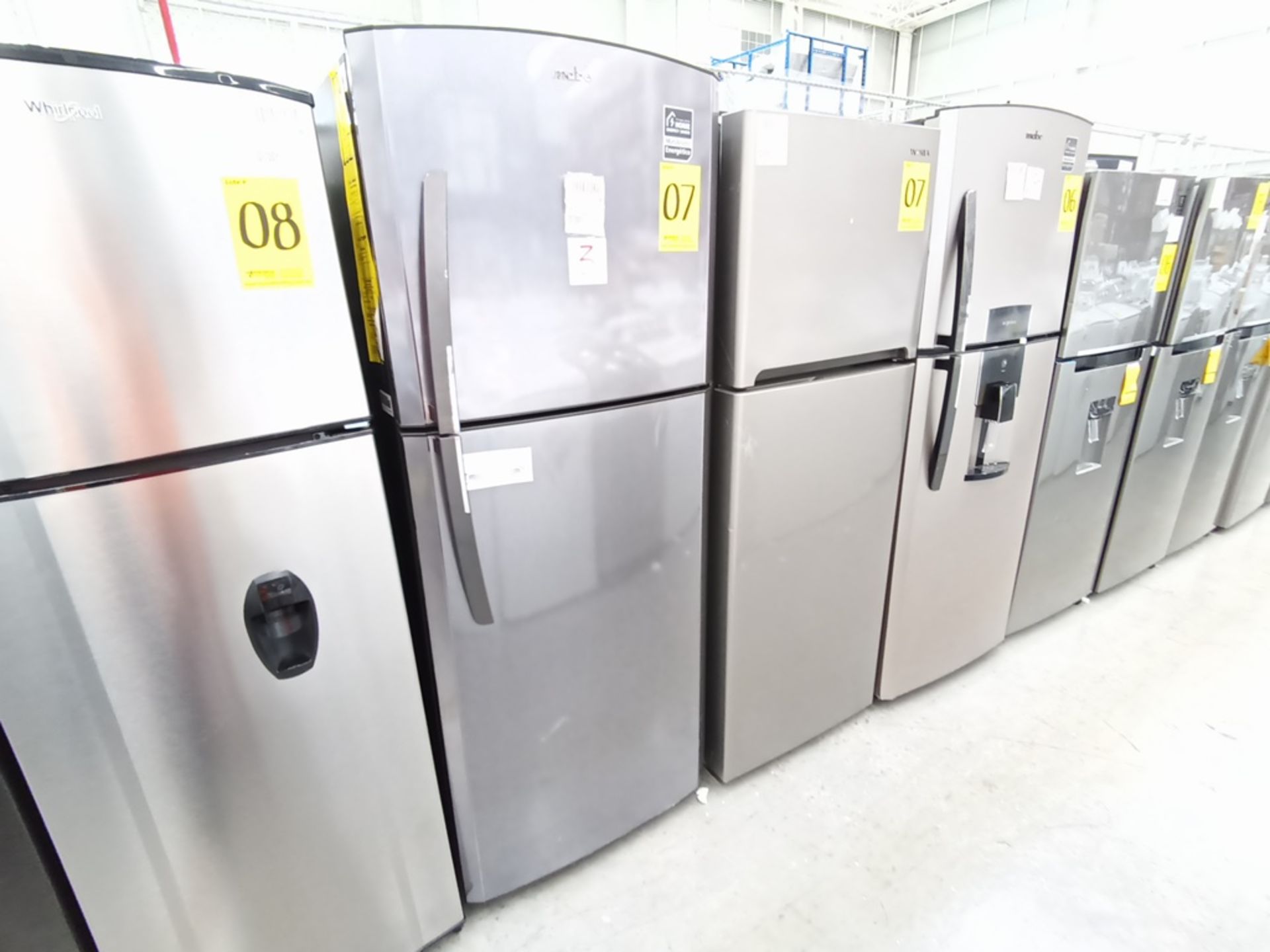 Lote de 2 refrigeradores contiene: 1 Refrigerador con dispensador de agua, Marca Winia, Modelo DFR- - Image 4 of 15