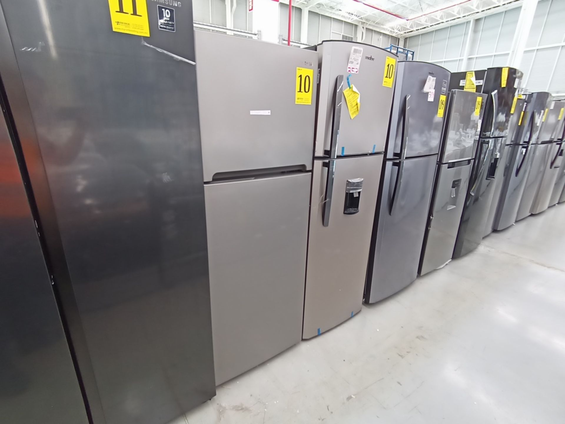 Lote de 2 refrigeradores contiene: 1 Refrigerador con dispensador de agua, Marca Mabe, Modelo RMA11