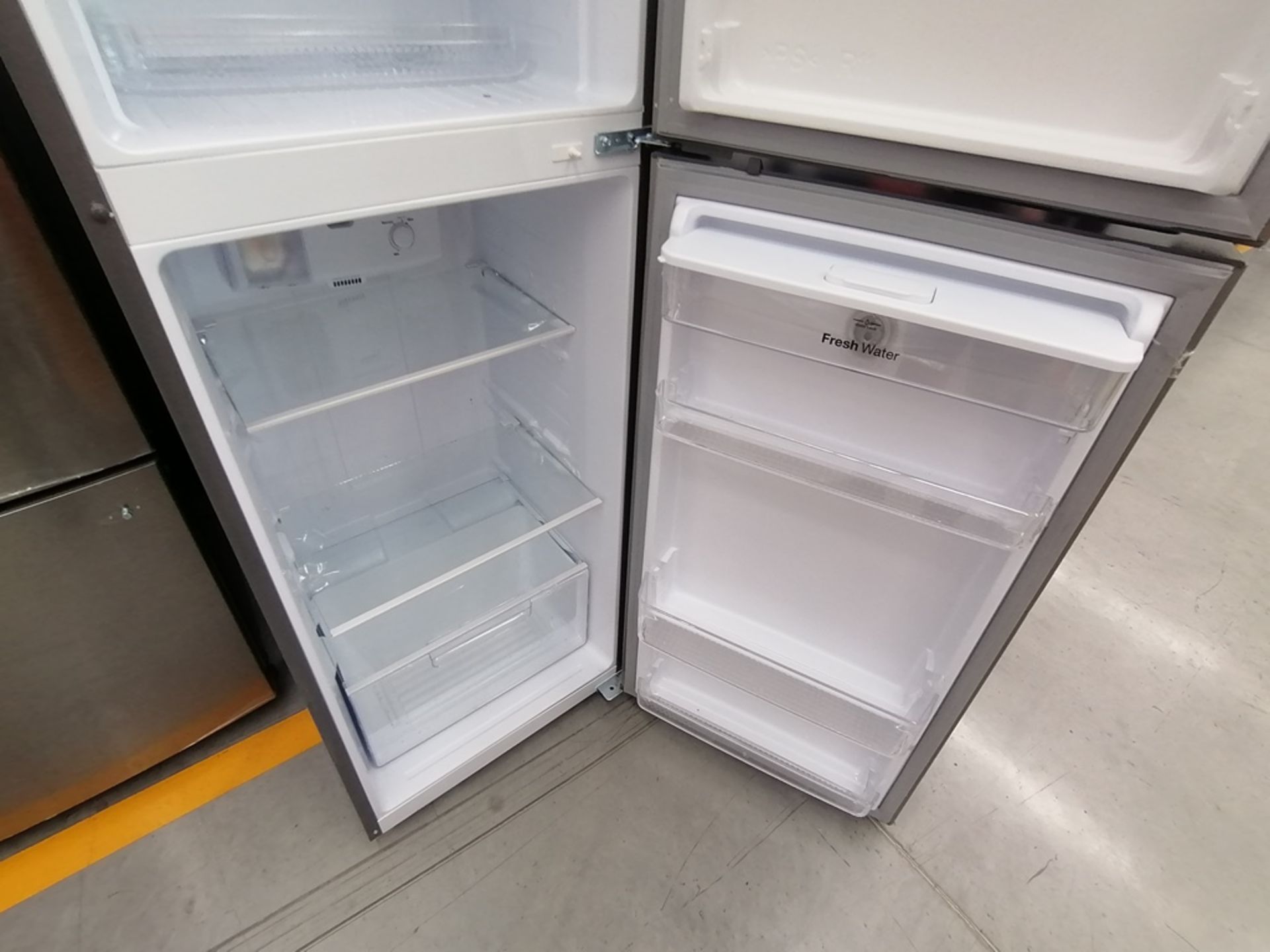 Lote de 2 Refrigeradores contiene: 1 Refrigerador con dispensador de agua, Marca Winia, Modelo DFR- - Image 10 of 15