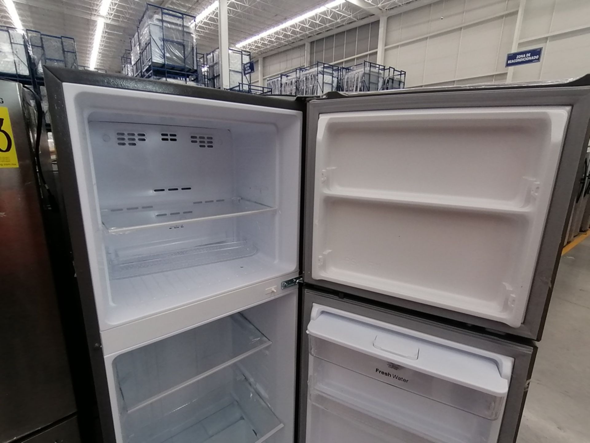 Lote de 2 Refrigeradores contiene: 1 Refrigerador con dispensador de agua, Marca Winia, Modelo DFR- - Image 7 of 15