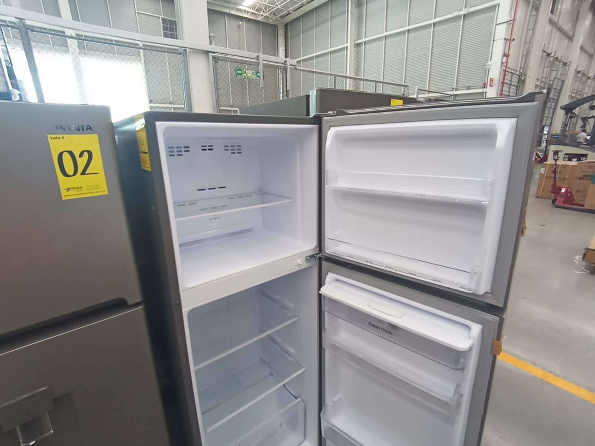 Lote de 2 refrigeradores contiene: 1 Refrigerador con dispensador de agua, Marca Winia, Modelo DFR- - Image 7 of 11