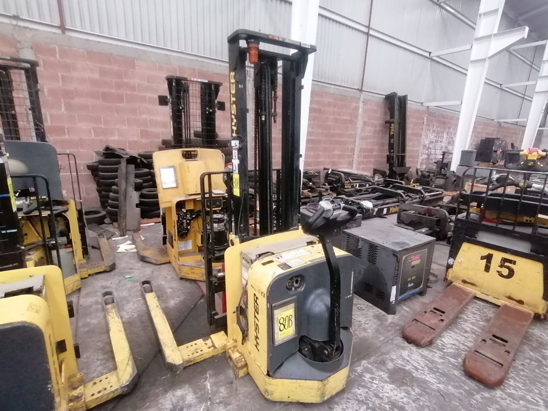 (2) Hyster Electric Pallet Truck, model 15W25ZA2 y W25ZA2