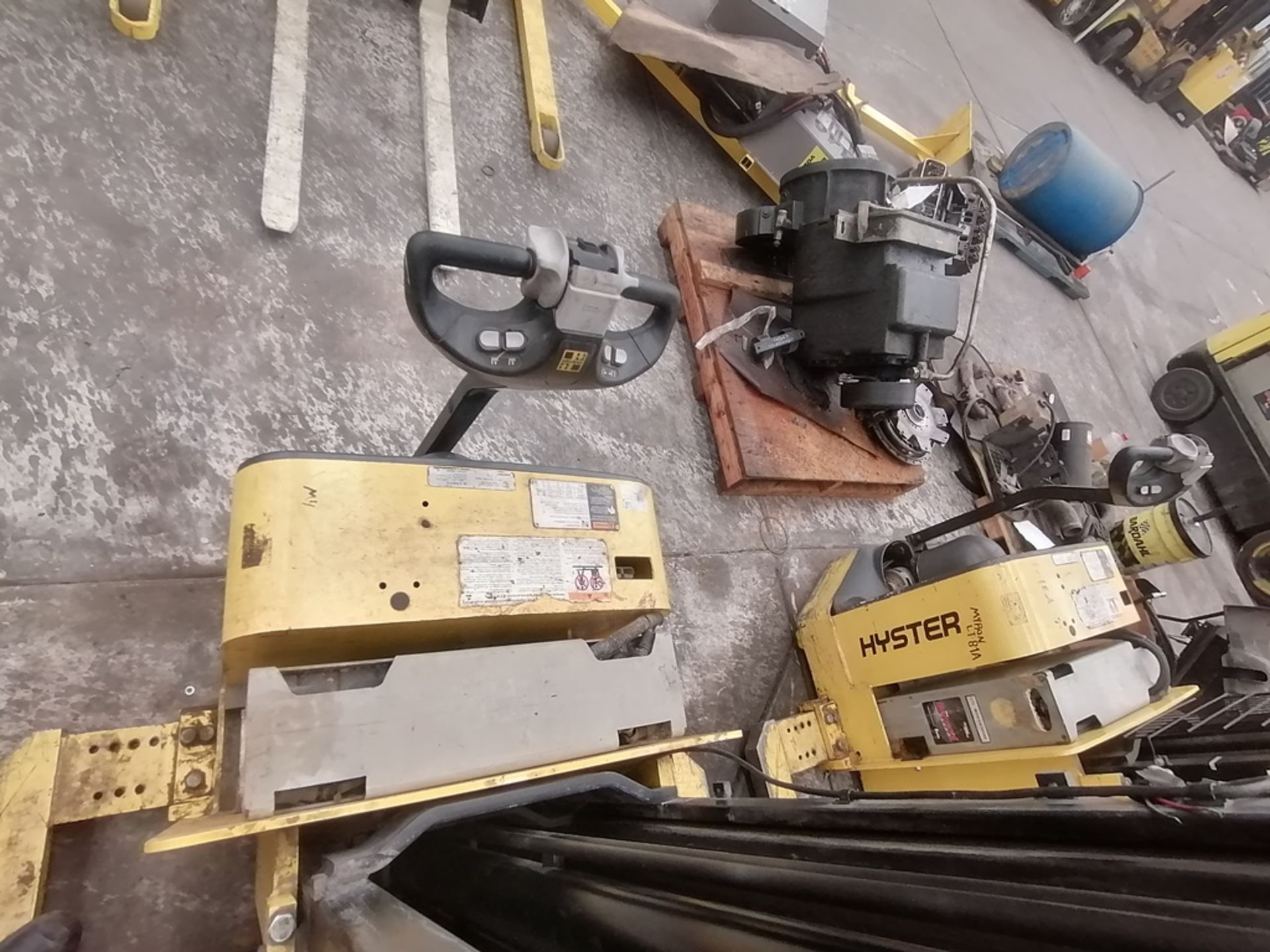 (2) Hyster Electric Pallet Truck, model 15W25ZA2 y W25ZA2 - Image 30 of 98