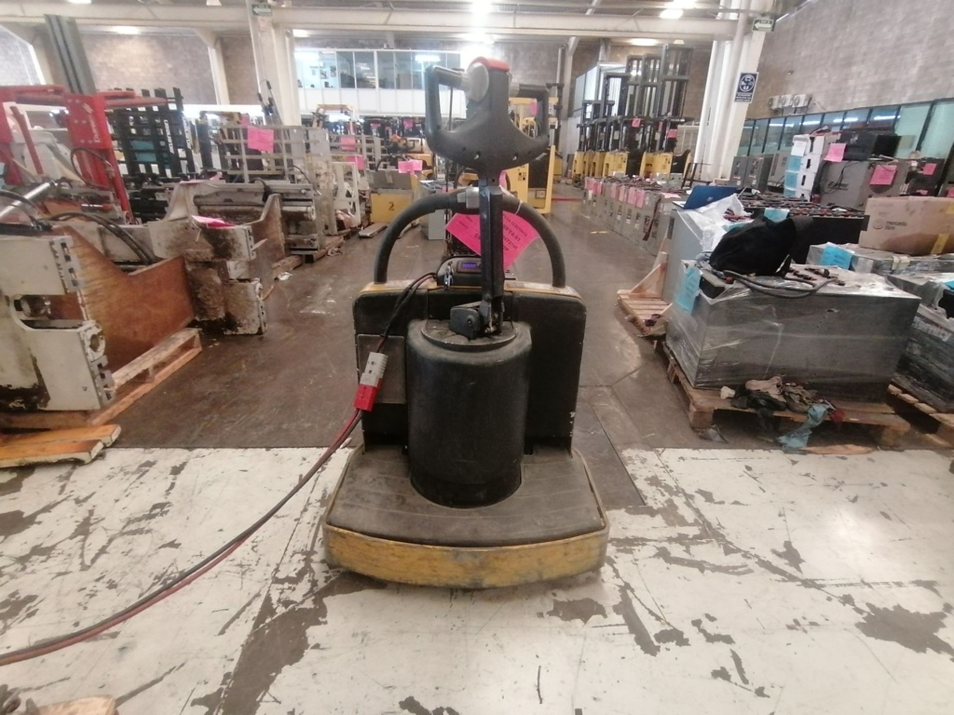 Yale electric walkie low lift pallet truck, model MPE060LFN24T2748, 6,000 lb capacity, - Image 3 of 38