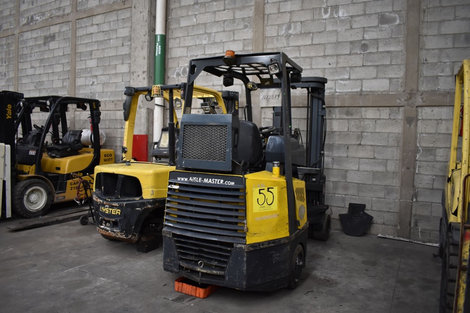 Aisle-master Forklift, model 20S, 2 tons capacity - Image 5 of 50