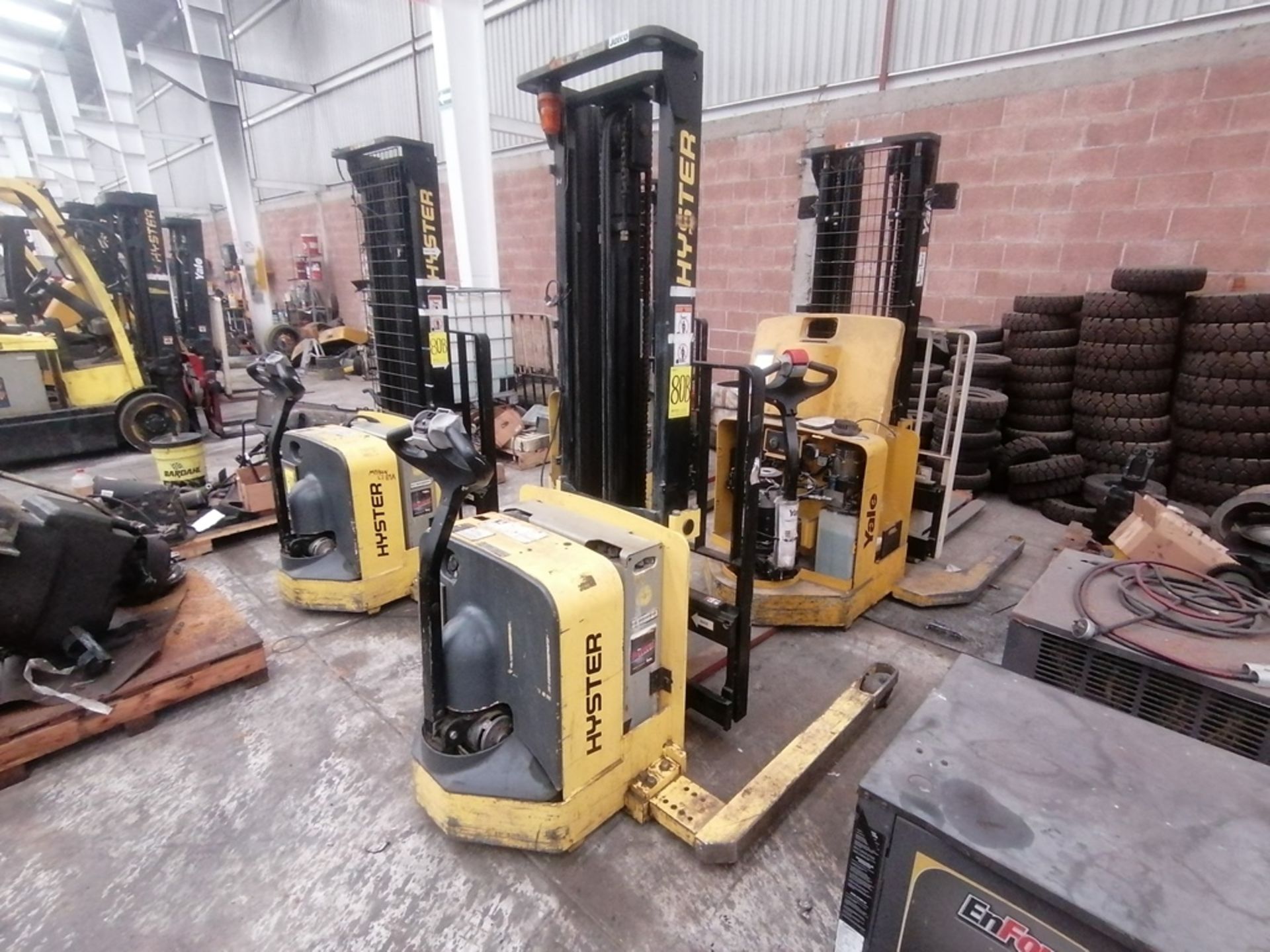 (2) Hyster Electric Pallet Truck, model 15W25ZA2 y W25ZA2 - Image 7 of 98