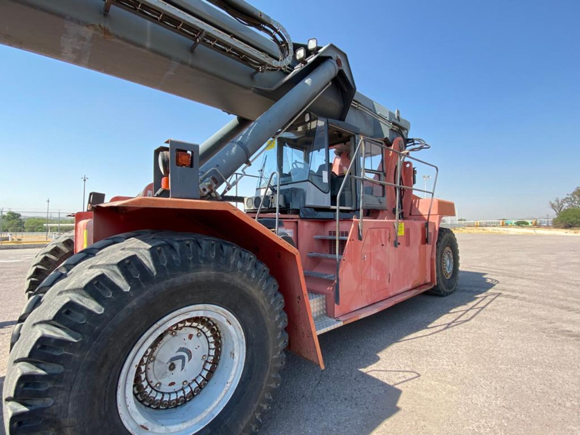 2004 Kalmar Reach Stacker, model DRS4531-55, serial T341140079, 45 tons, automatic transmission - Image 23 of 57