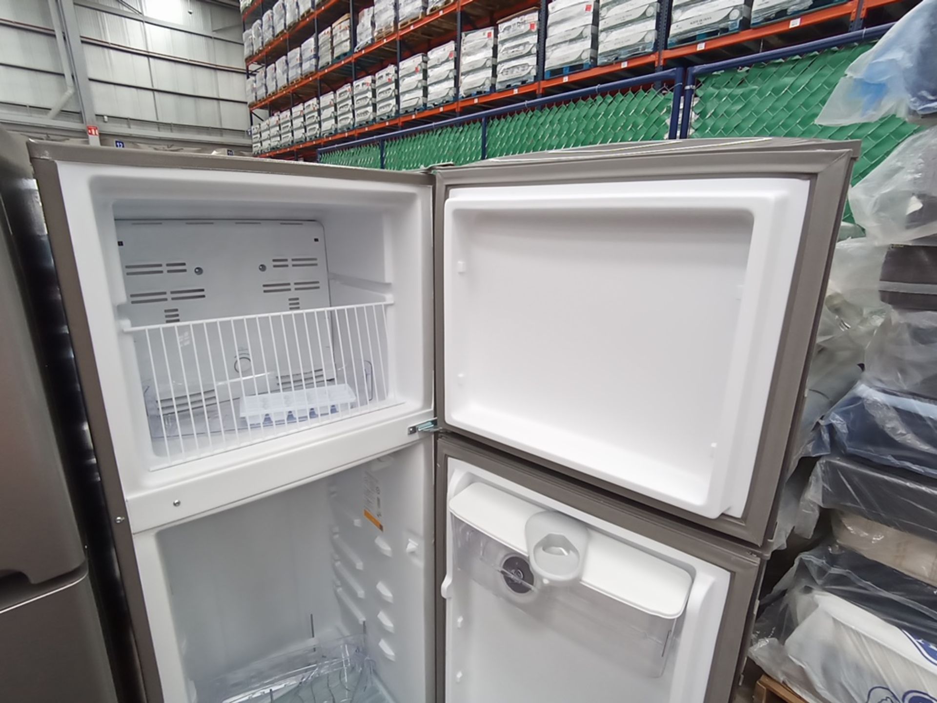 1 Refrigerador con dispensador de agua, marca Acros, Modelo AT096FG01, Serie VRA0636575, Color Gris - Image 8 of 10