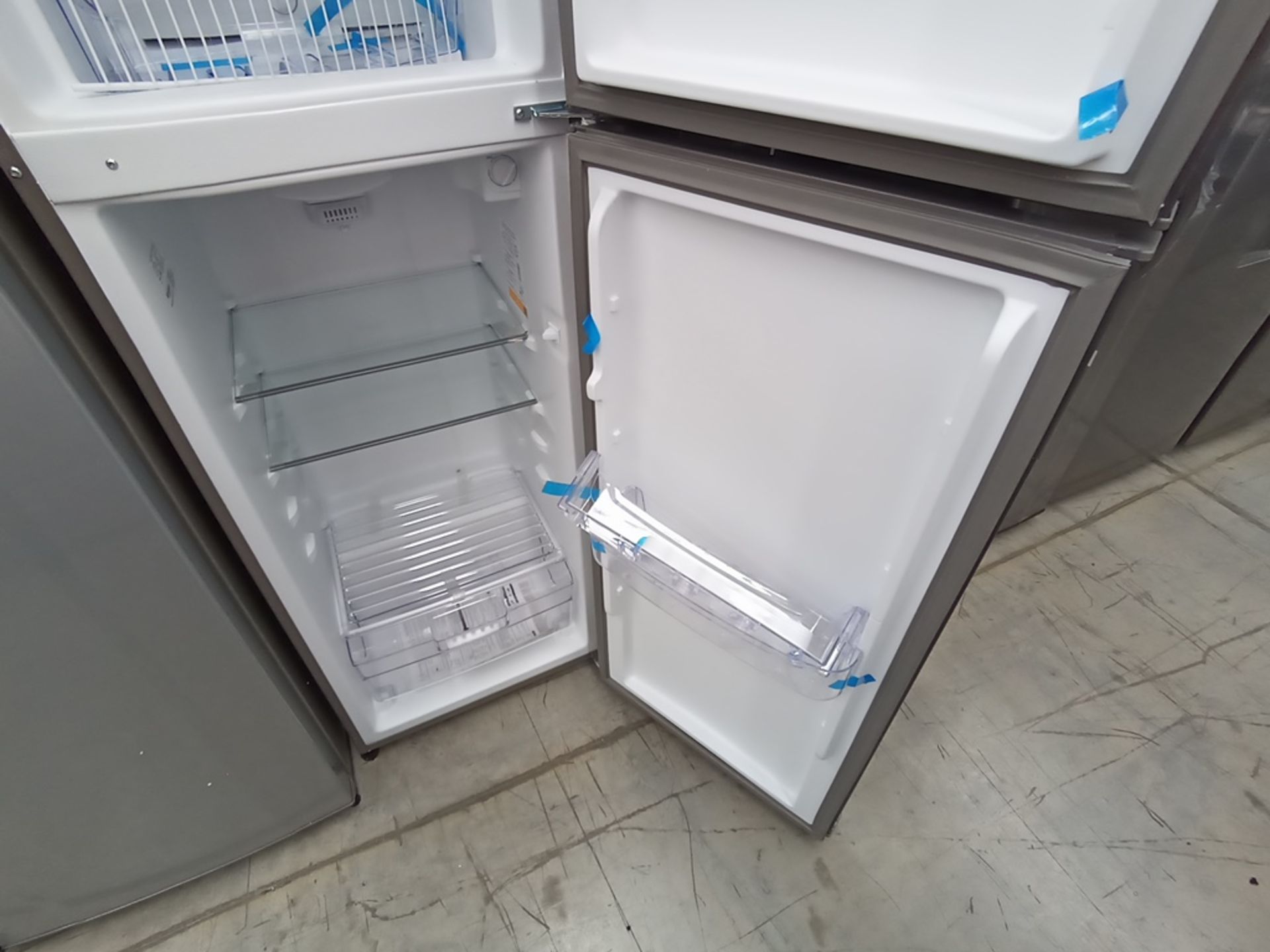 1 Refrigerador Marca Acros, Modelo AT091FG, Serie VRA3383587, Color Gris con Estampado. Golpeado. F - Image 26 of 30