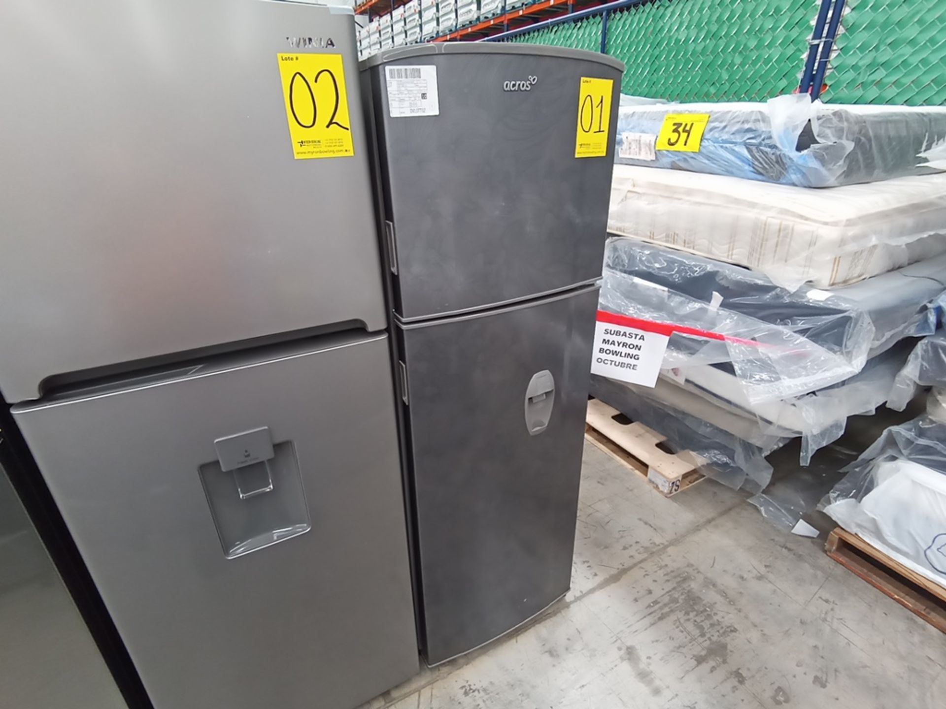 1 Refrigerador con dispensador de agua, marca Acros, Modelo AT096FG01, Serie VRA0636575, Color Gris - Image 3 of 10