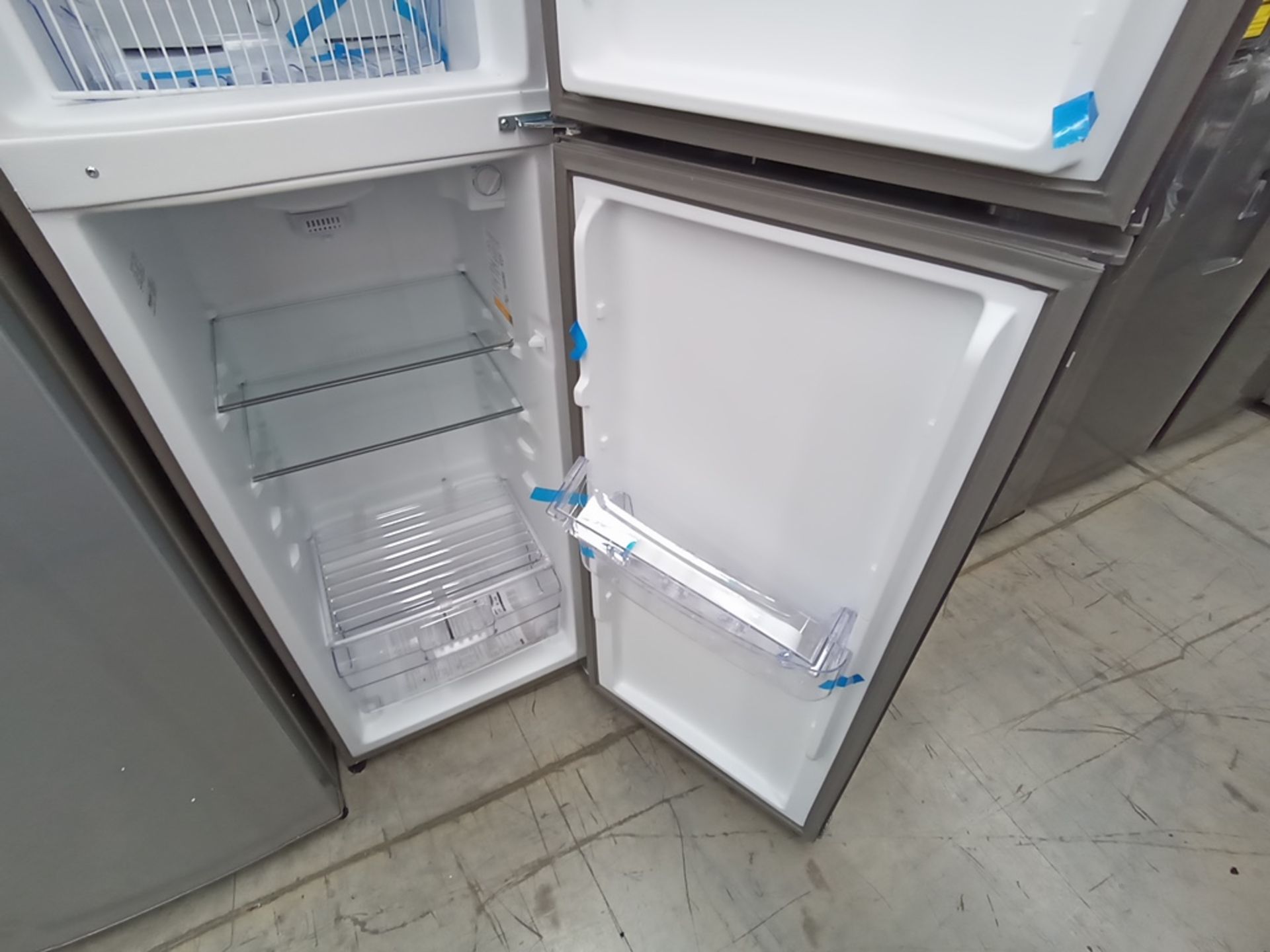 1 Refrigerador Marca Acros, Modelo AT091FG, Serie VRA3383587, Color Gris con Estampado. Golpeado. F - Image 11 of 30